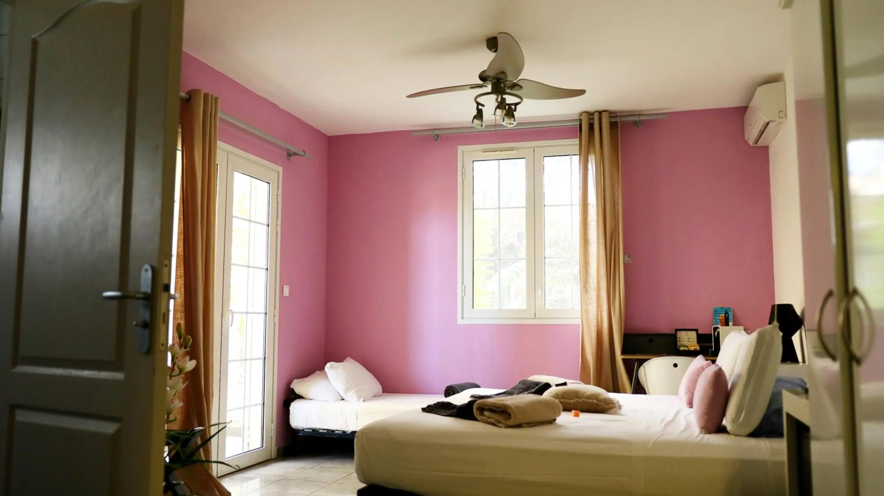 Bed in Lindsey Hôtel