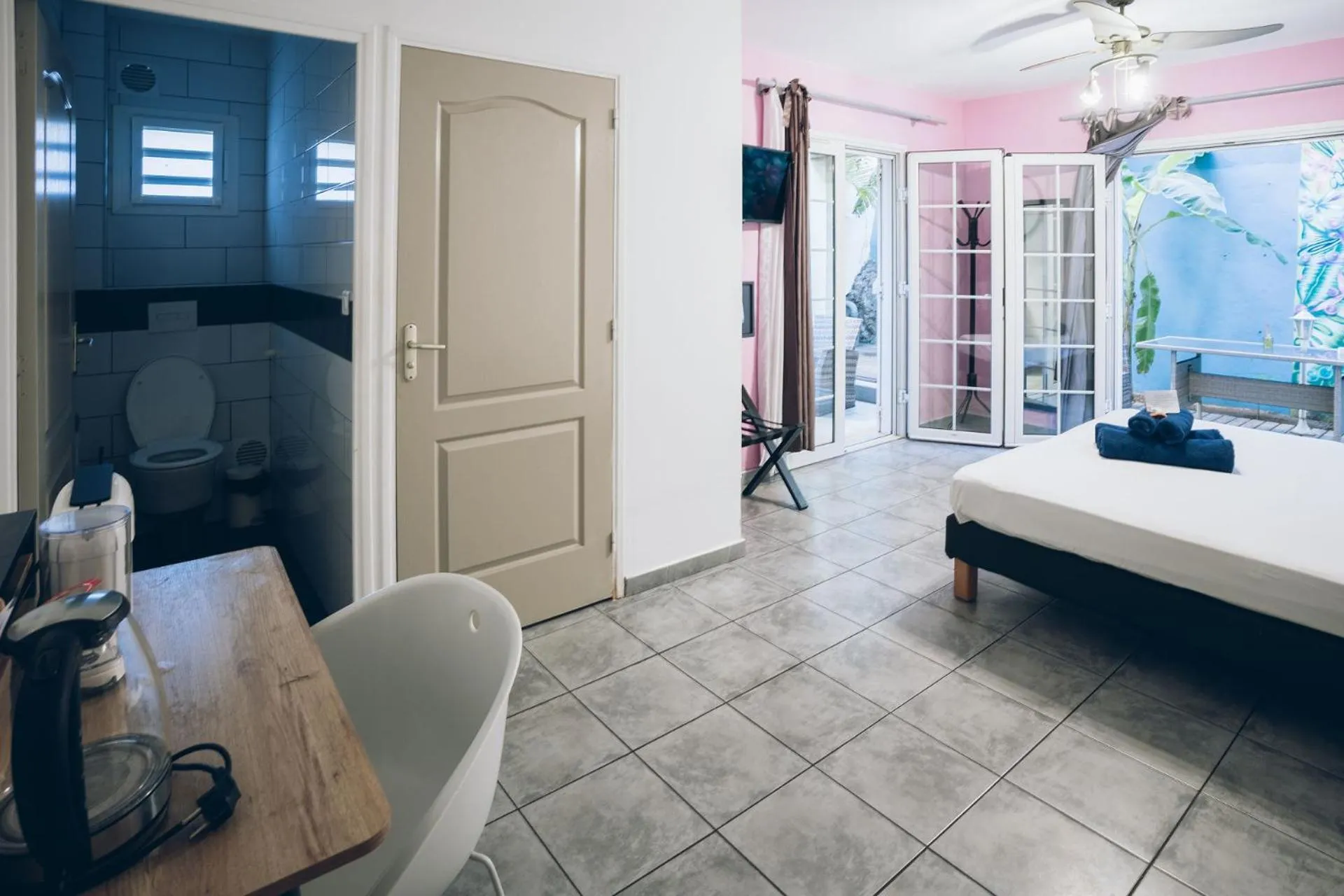 Photo of the whole room, Bed in Lindsey Hôtel