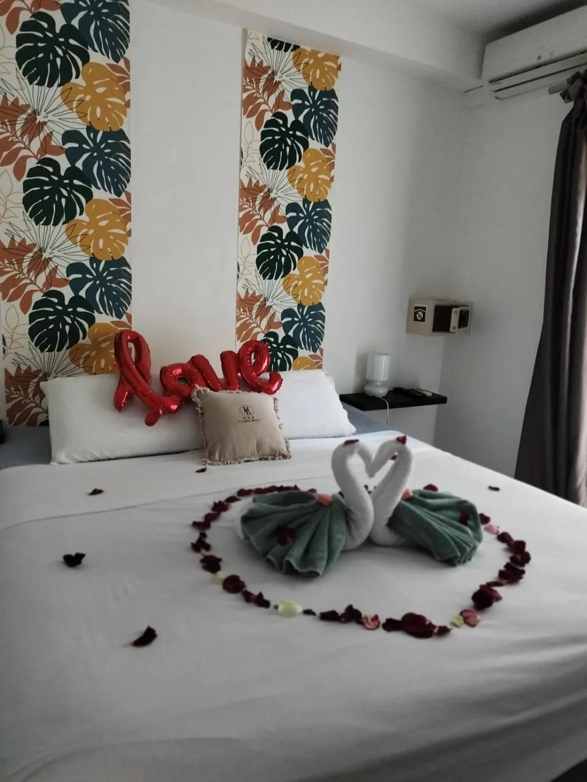 Decorative detail, Bed in Lindsey Hôtel