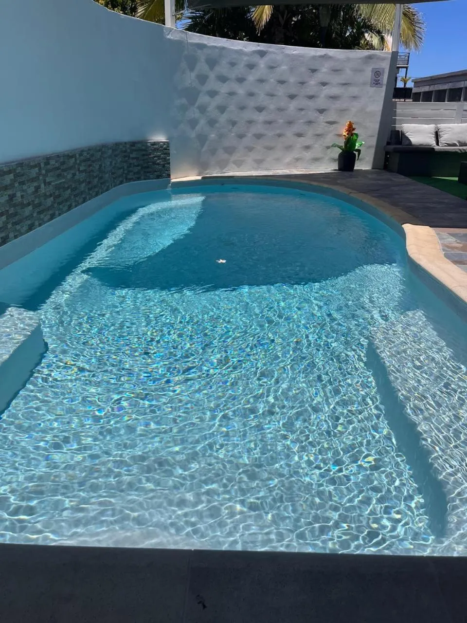 Pool view in Lindsey Hôtel