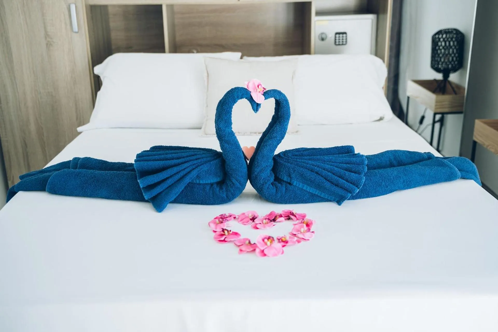 Decorative detail, Bed in Lindsey Hôtel