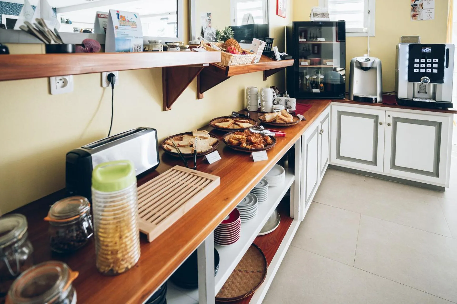 Buffet breakfast in Lindsey Hôtel