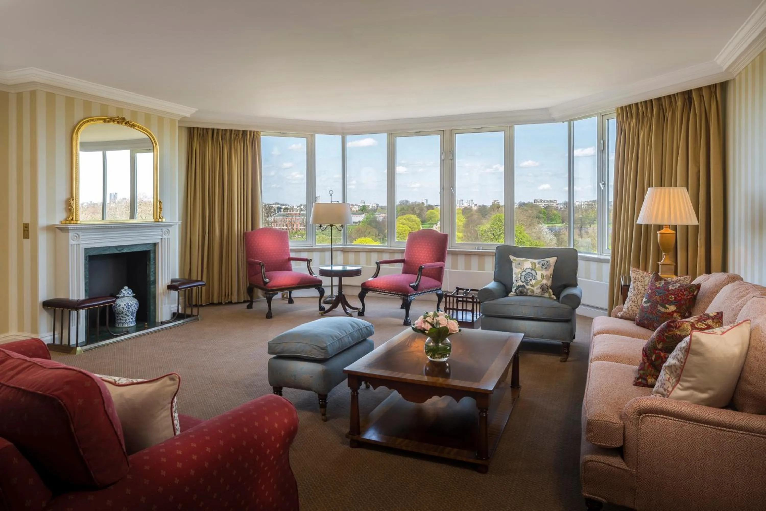 TV and multimedia in Cheval Thorney Court at Hyde Park