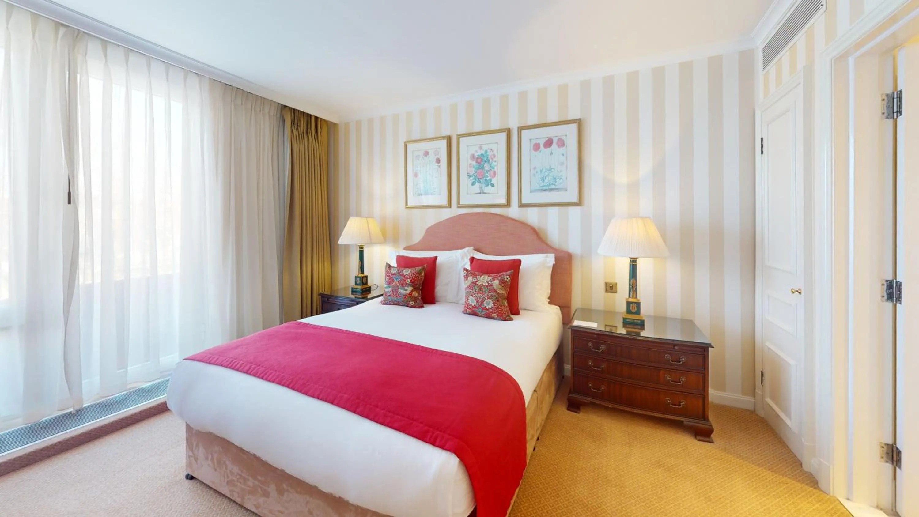 Bed in Cheval Thorney Court at Hyde Park