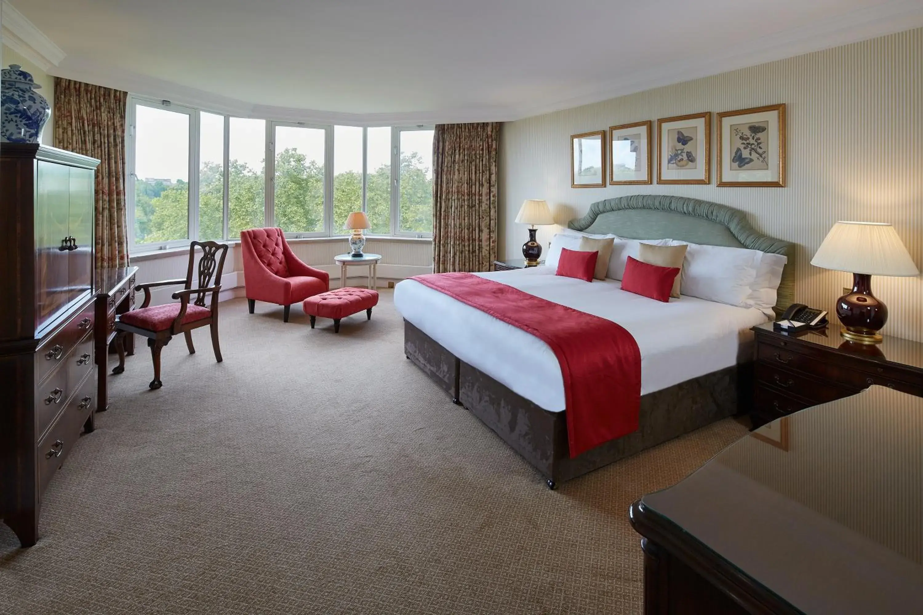 Deluxe Three-Bedroom Apartment with Park View in Cheval Thorney Court at Hyde Park Deluxe Three-Bedroom Apartment with Park View in Cheval Thorney Court at Hyde Park