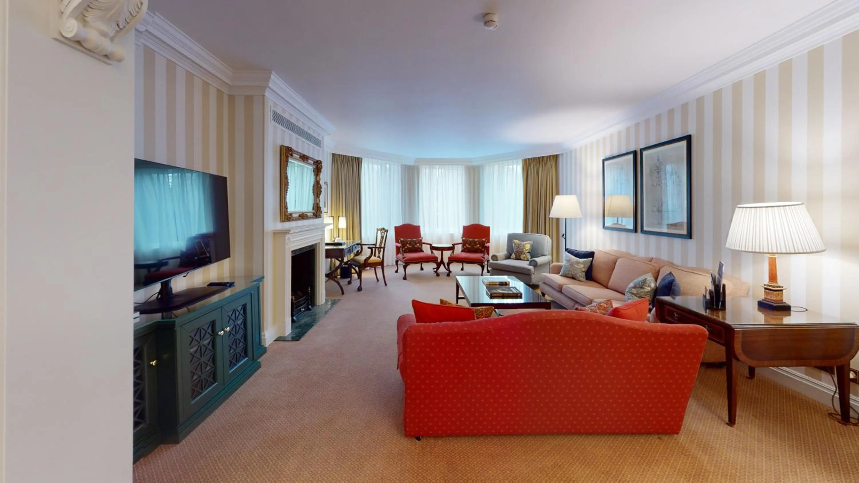 TV and multimedia in Cheval Thorney Court at Hyde Park