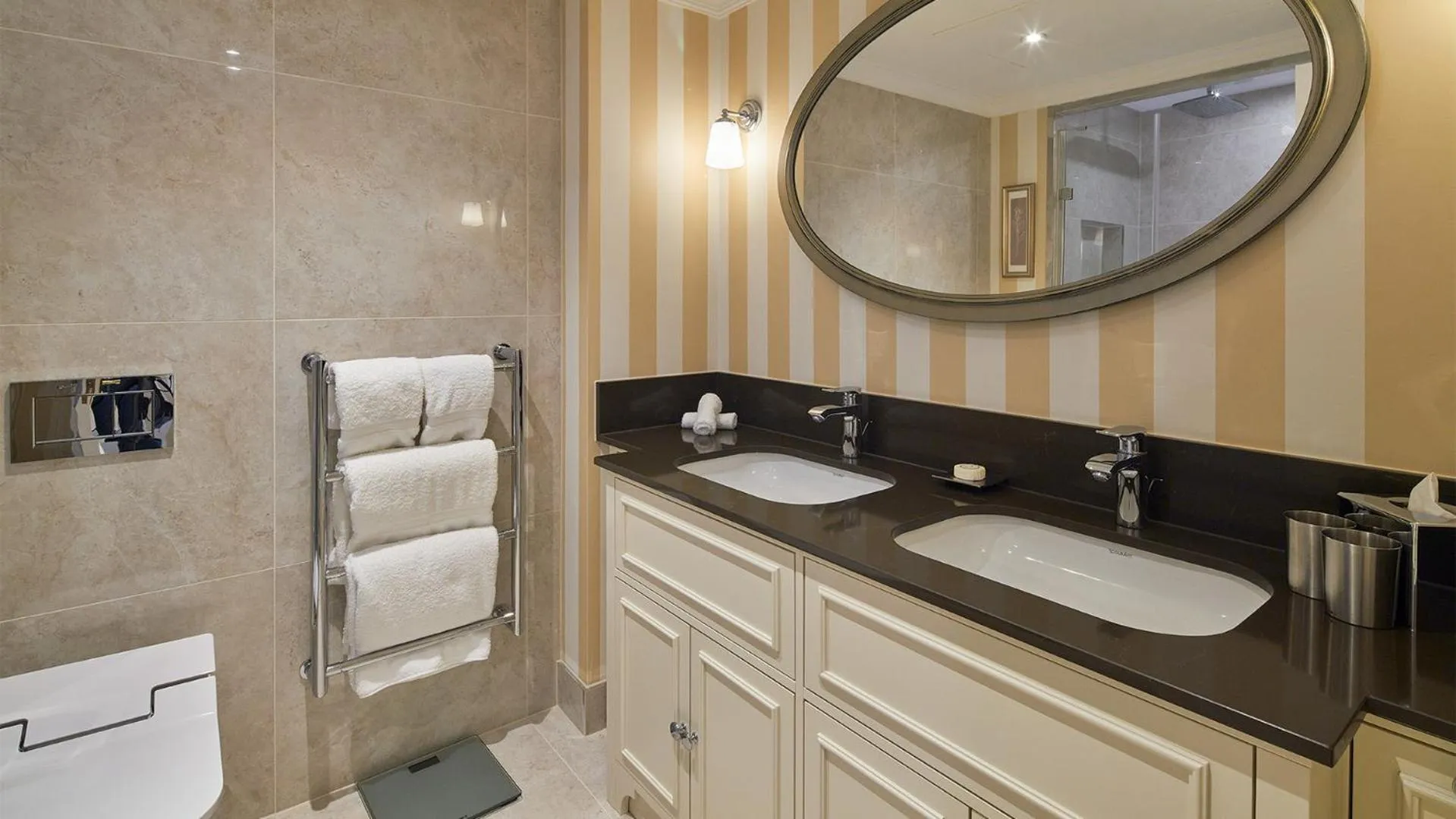 Shower in Cheval Thorney Court at Hyde Park