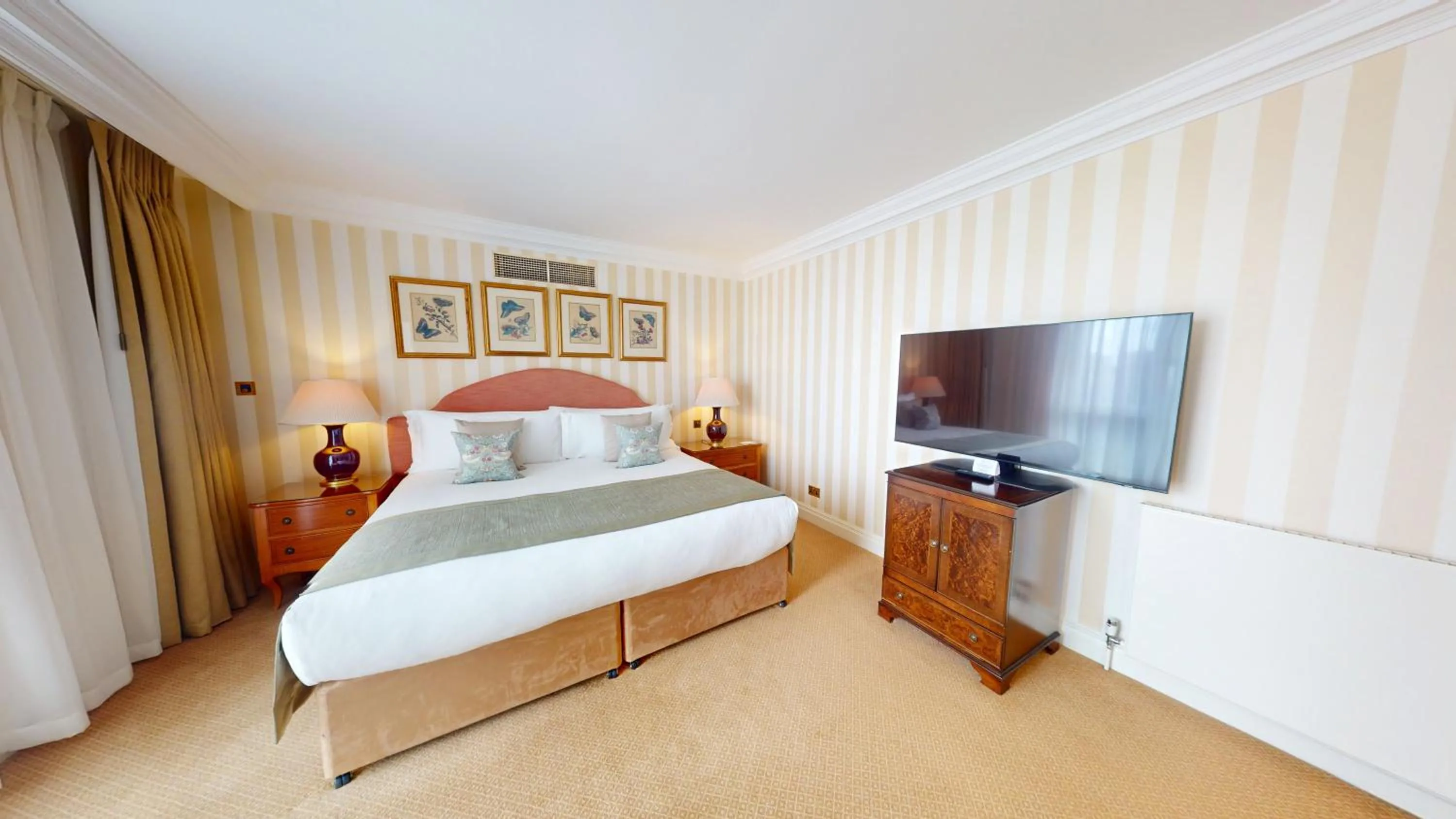 Bed in Cheval Thorney Court at Hyde Park