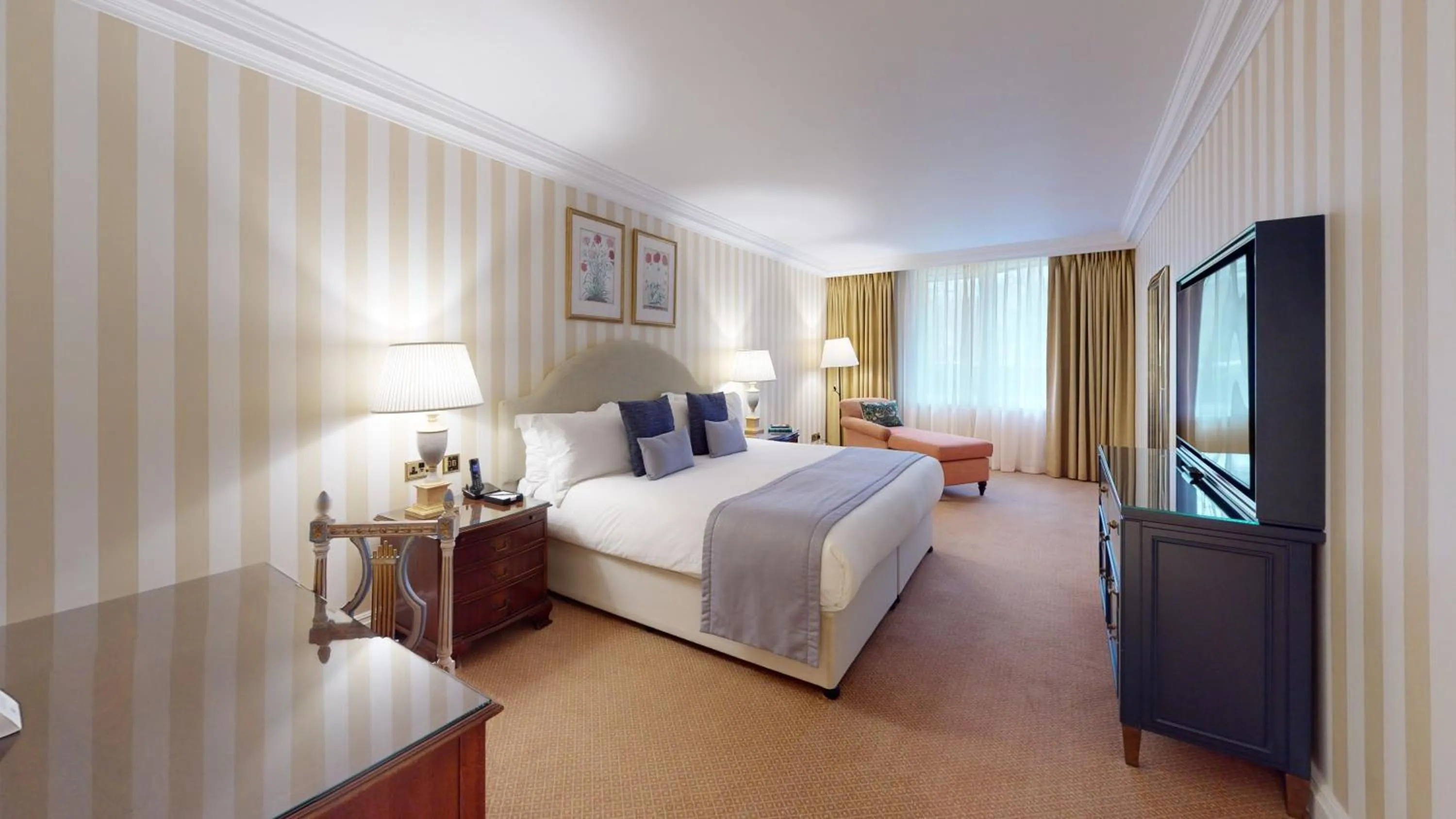 Bed in Cheval Thorney Court at Hyde Park