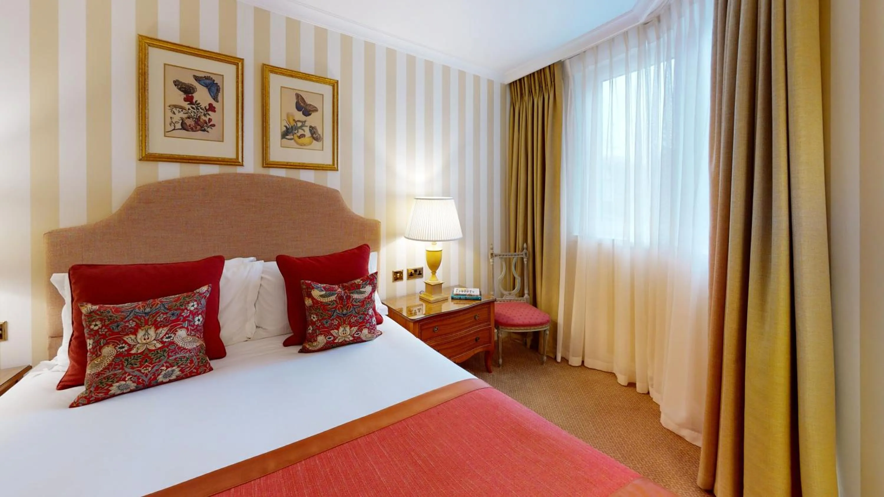 Bed in Cheval Thorney Court at Hyde Park