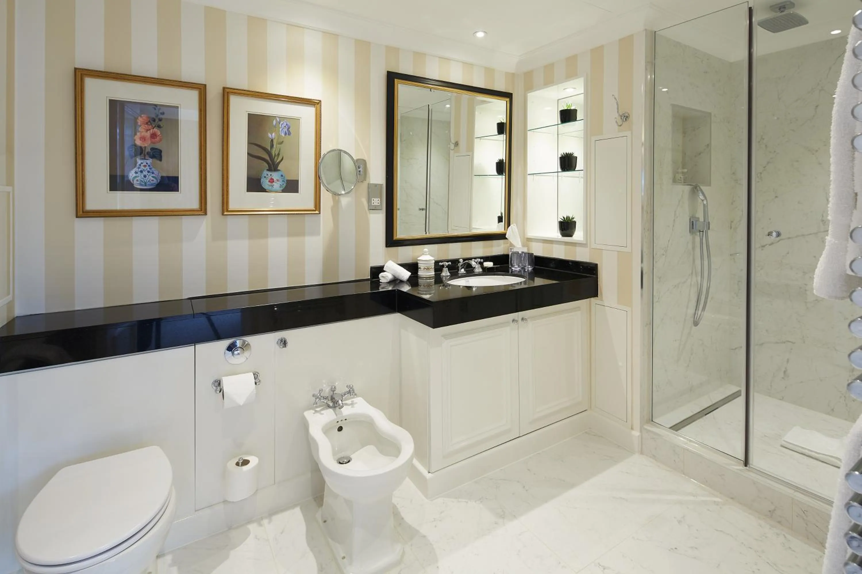 Shower in Cheval Thorney Court at Hyde Park
