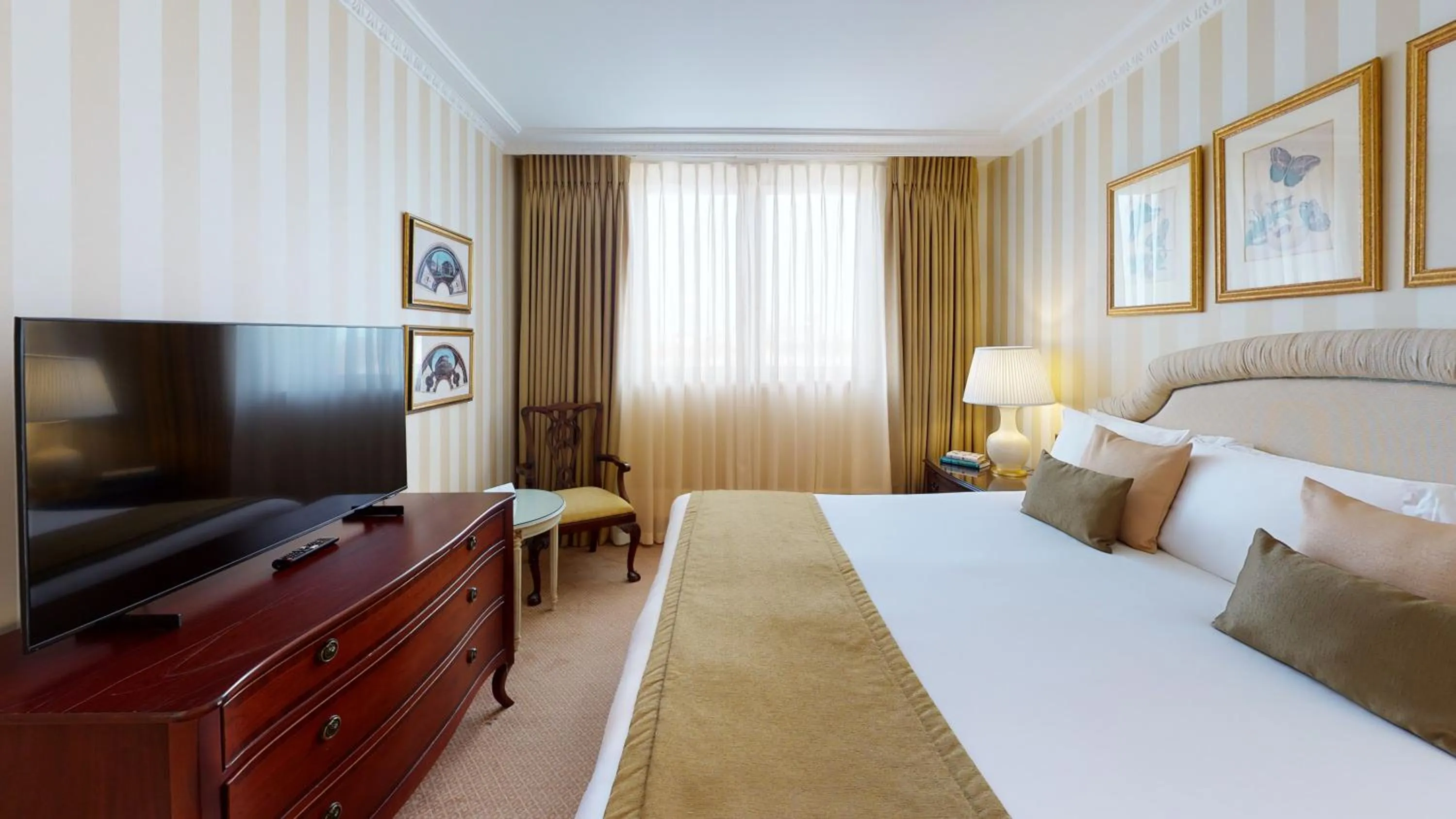 Bed in Cheval Thorney Court at Hyde Park