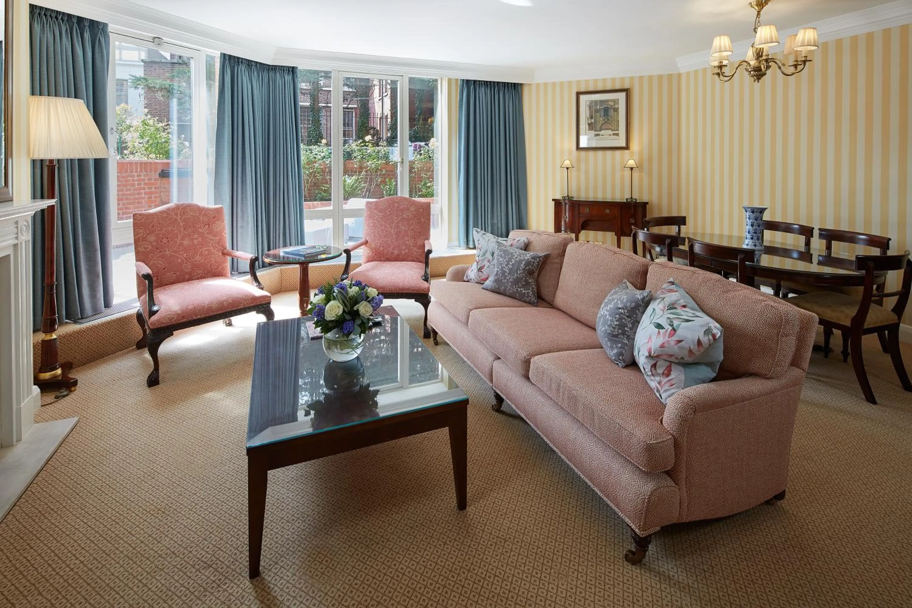 TV and multimedia in Cheval Thorney Court at Hyde Park