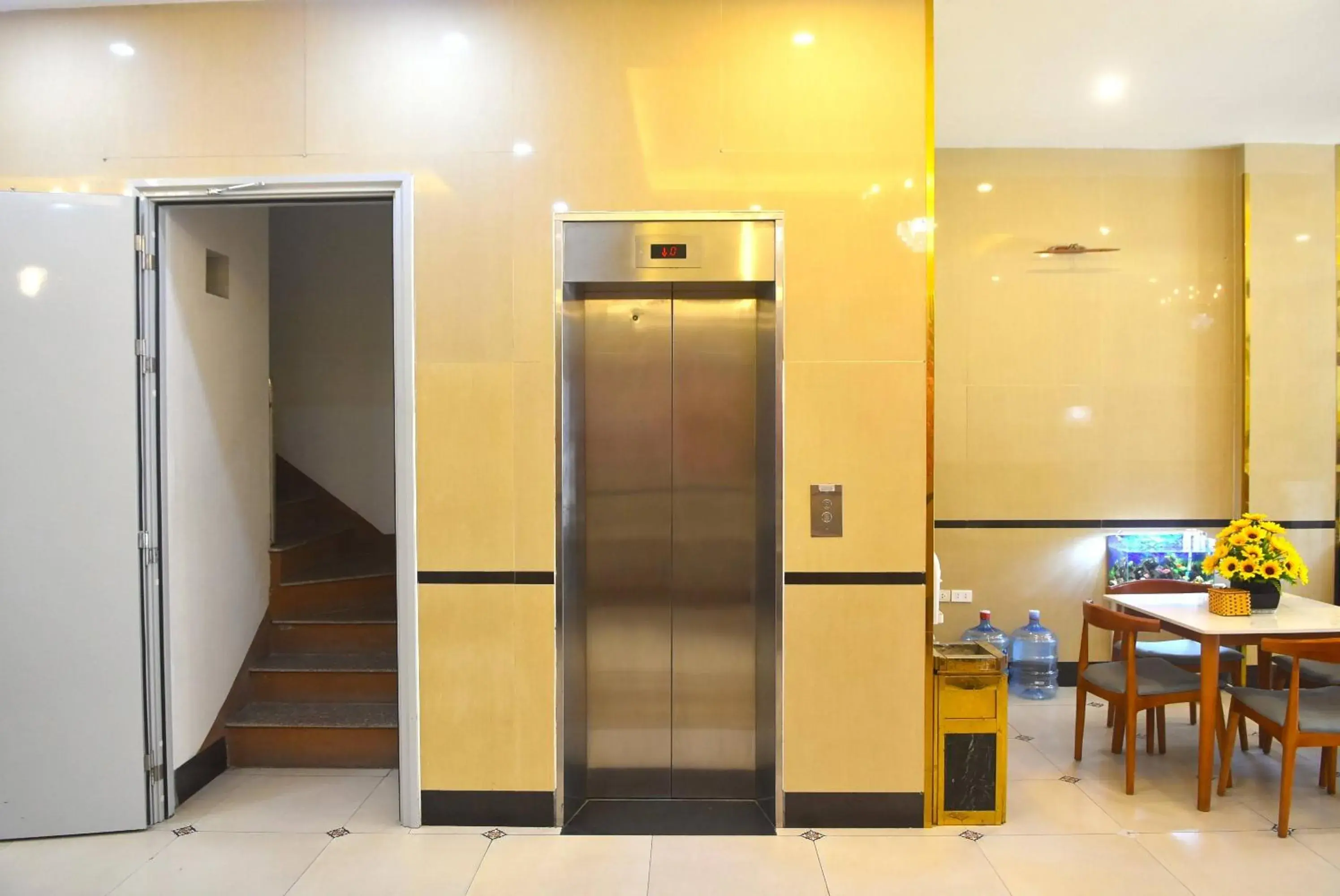 Lobby or reception in Thanh Hang Hotel near Emerald My Dinh Lobby or reception in Thanh Hang Hotel near Emerald My Dinh