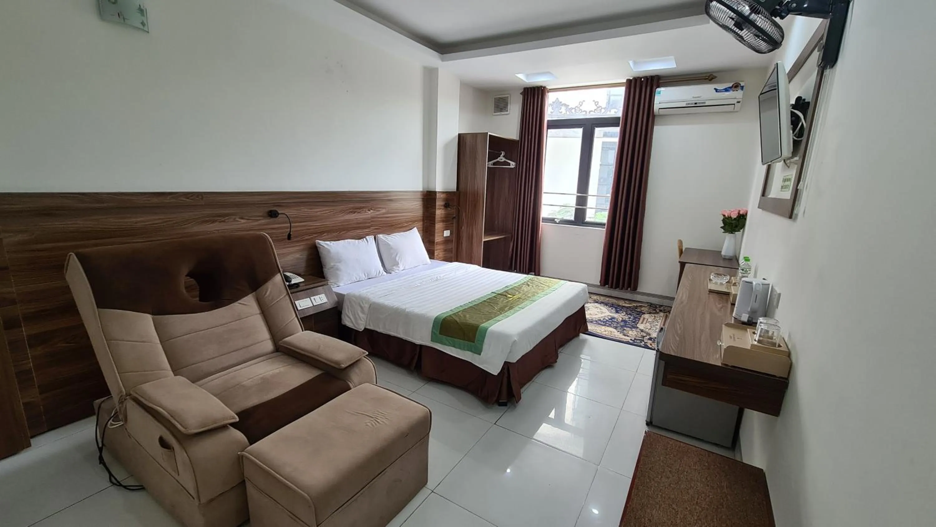 Bedroom, Bed in Thanh Hang Hotel near Emerald My Dinh
