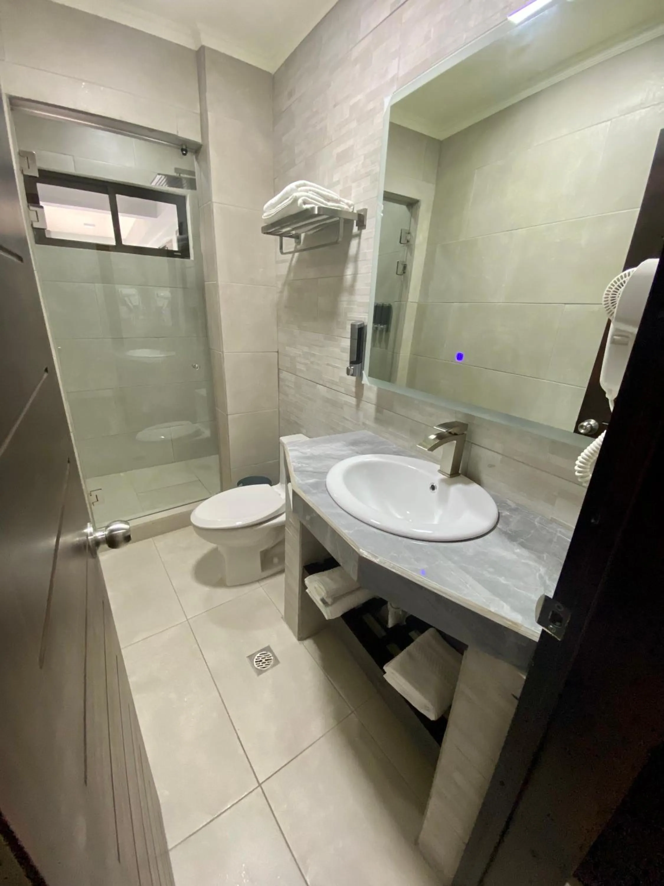 Bathroom in Hotel Naoz