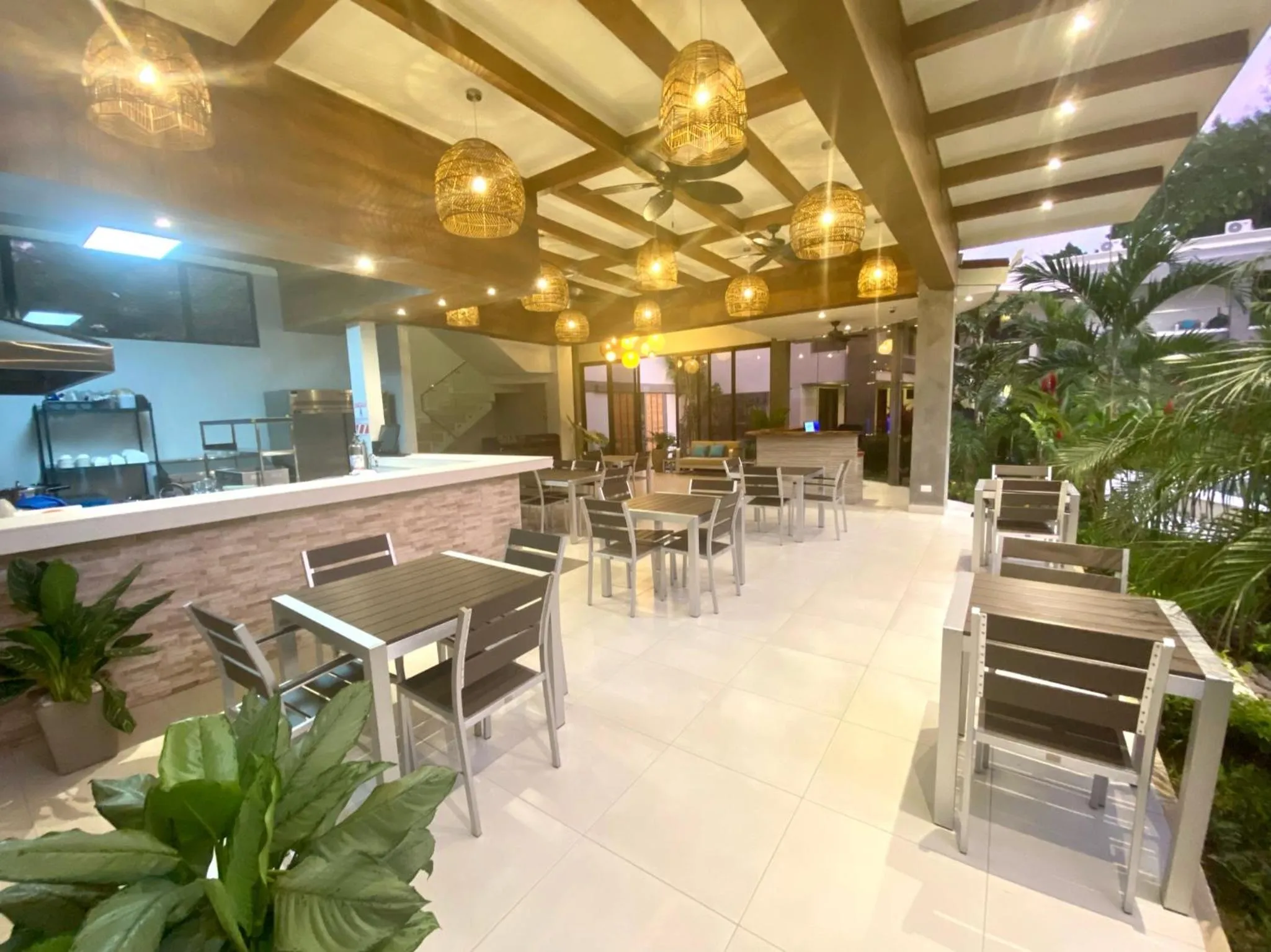 Restaurant/places to eat in Hotel Naoz