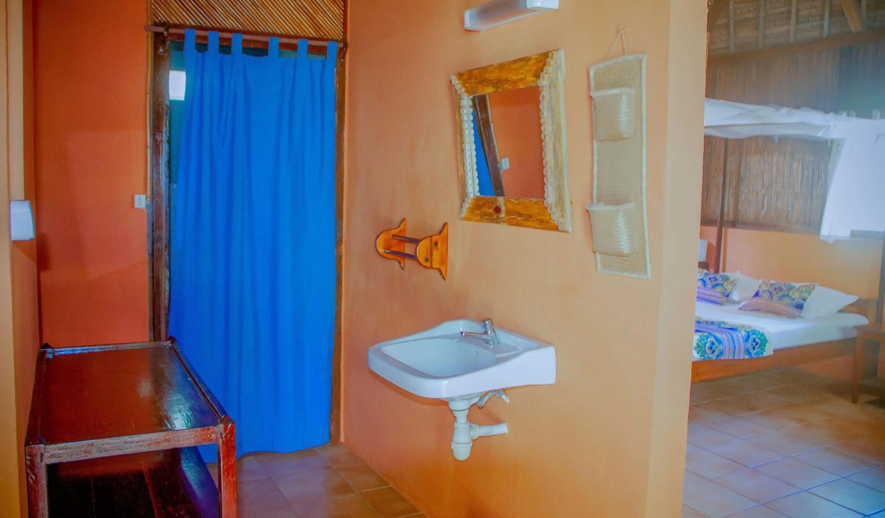 Bathroom, Bed in Lakana Hotel