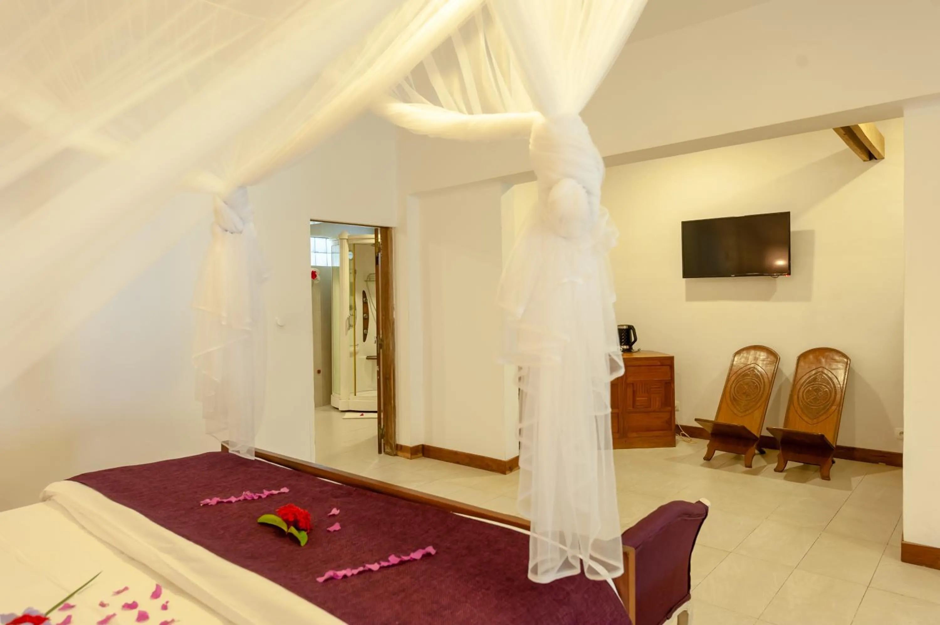 TV and multimedia, Bed in Nosy Be Hotel & Spa
