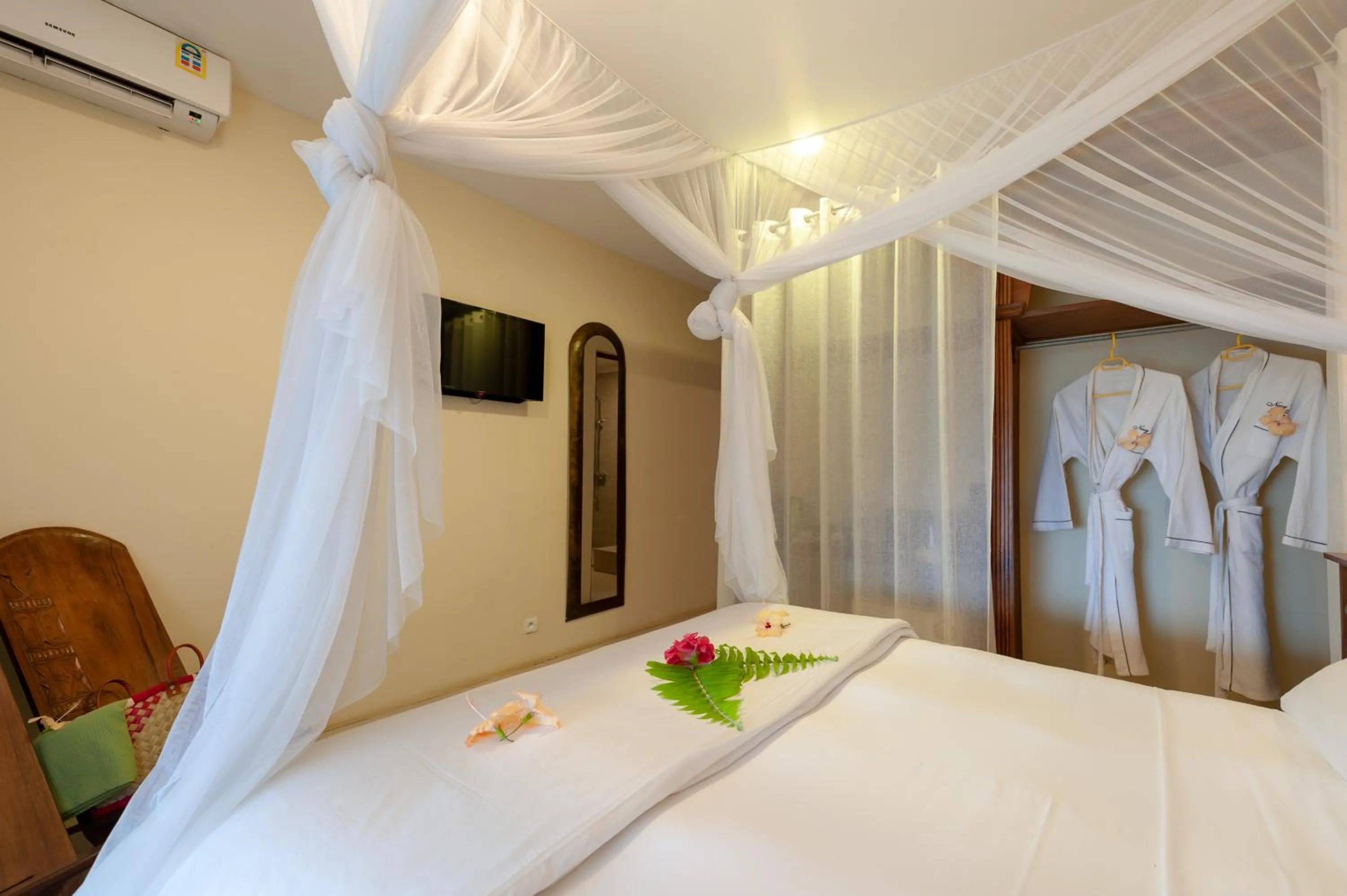 TV and multimedia, Bed in Nosy Be Hotel & Spa