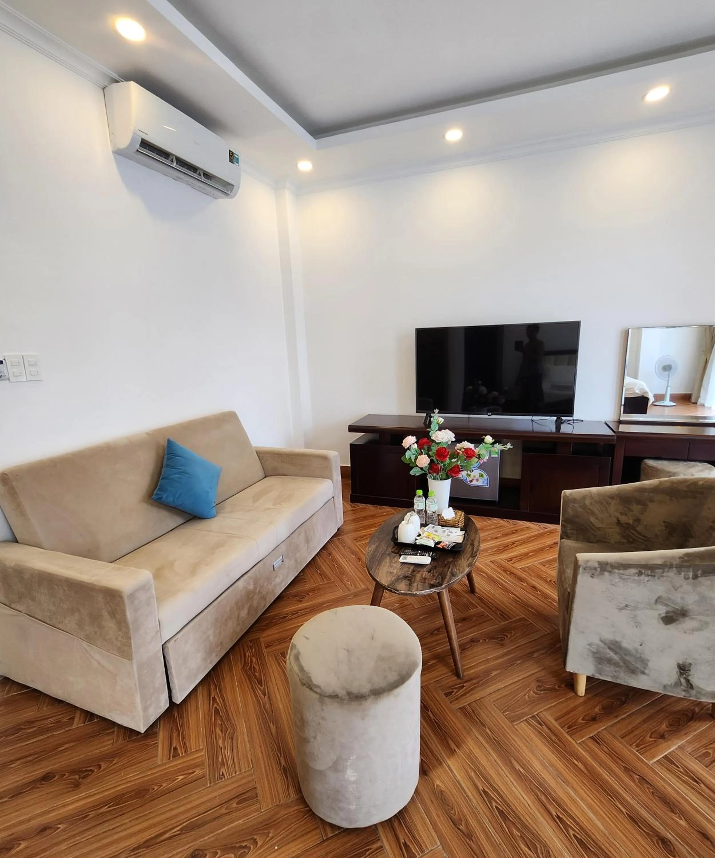 Communal lounge/ TV room in BREAKING DAWN- TAEYANG Hotel Phú Quốc