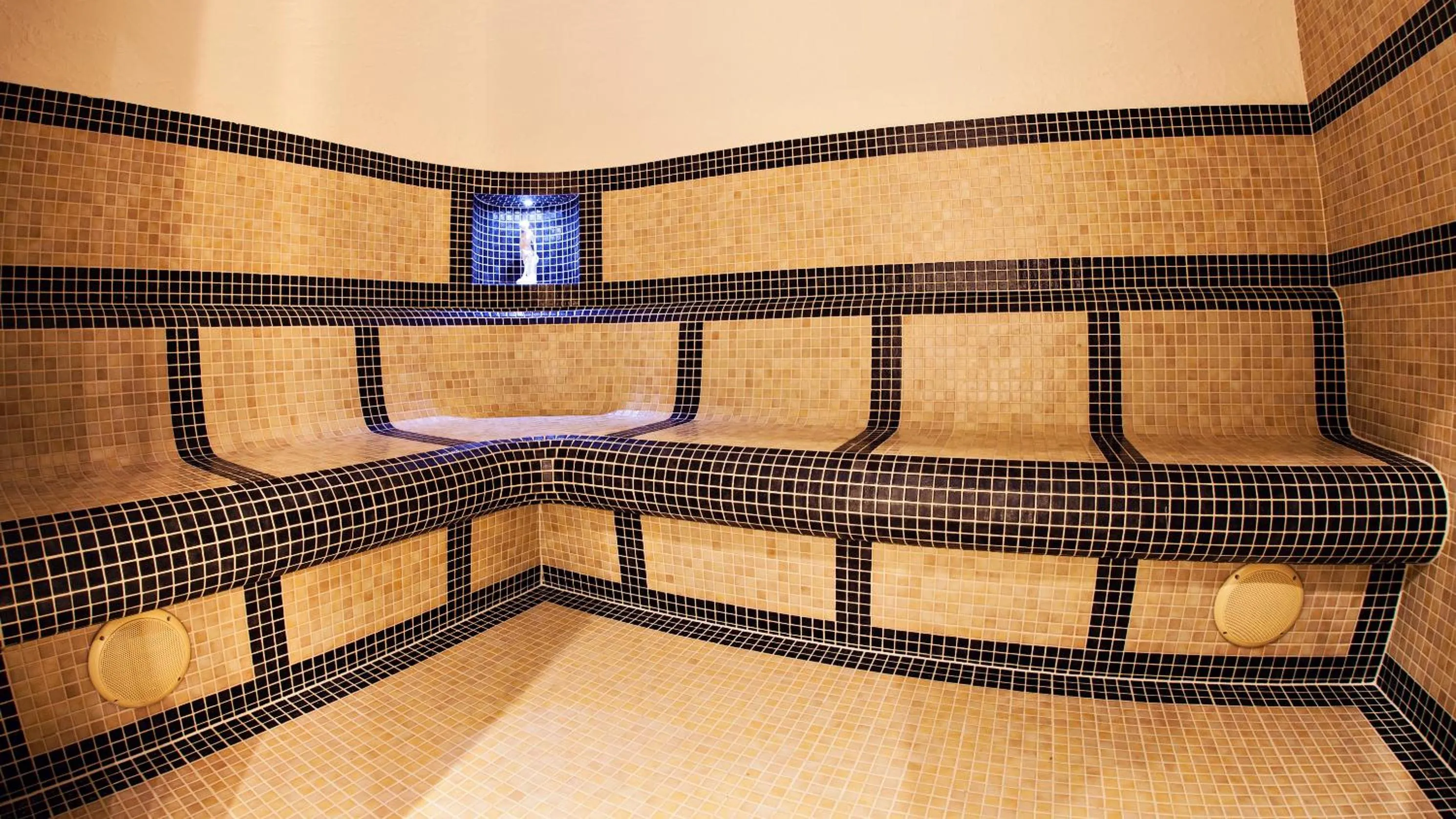 Massage, Bed in Four Winds