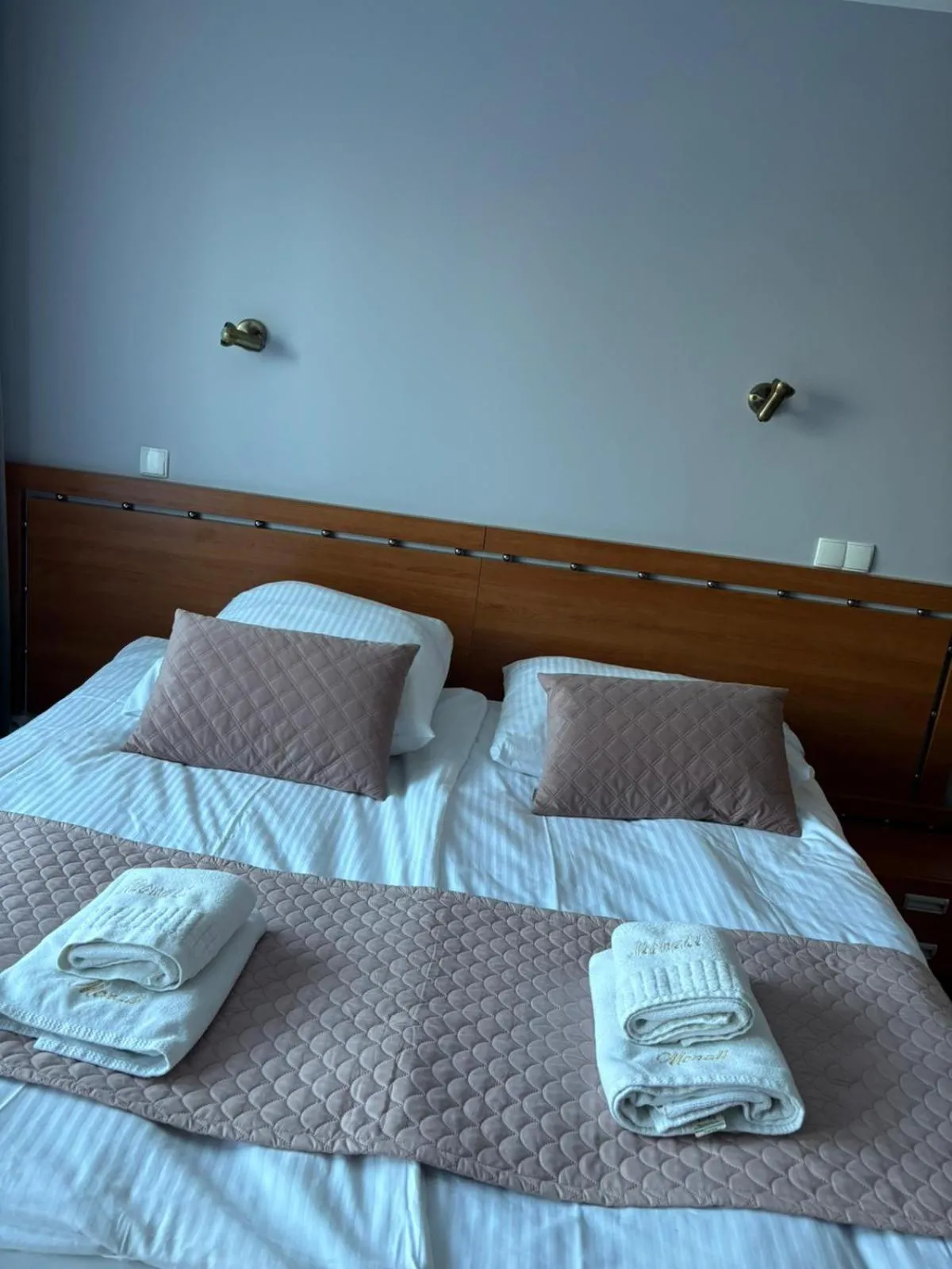 Bed in Monali