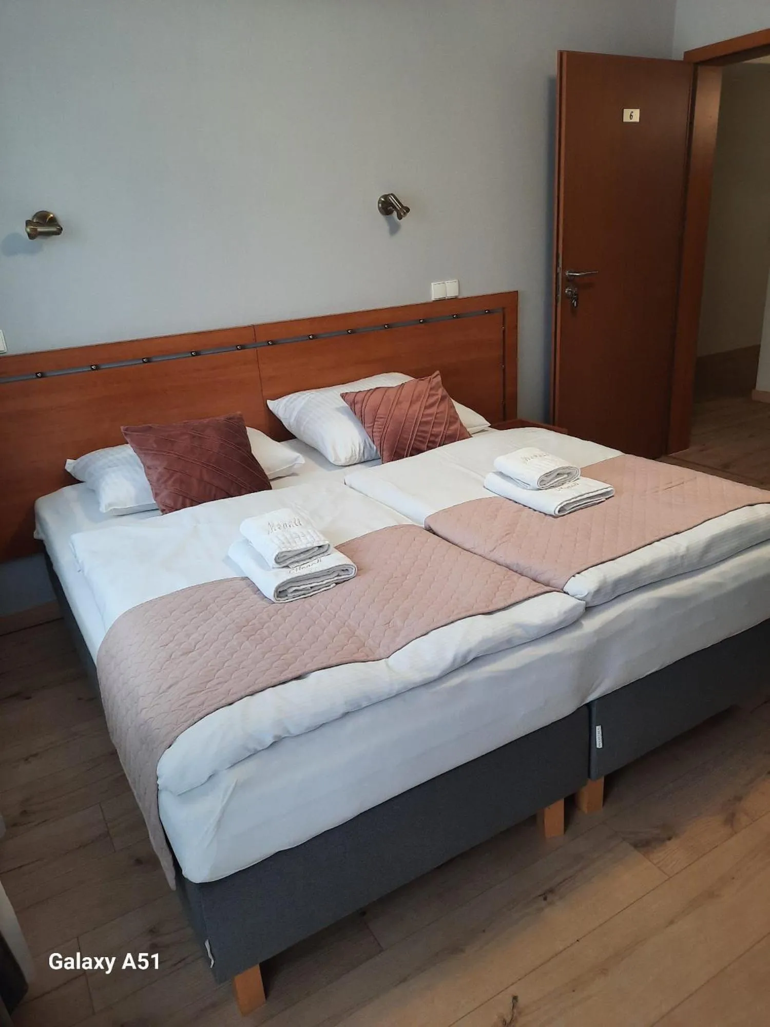 Bed in Monali