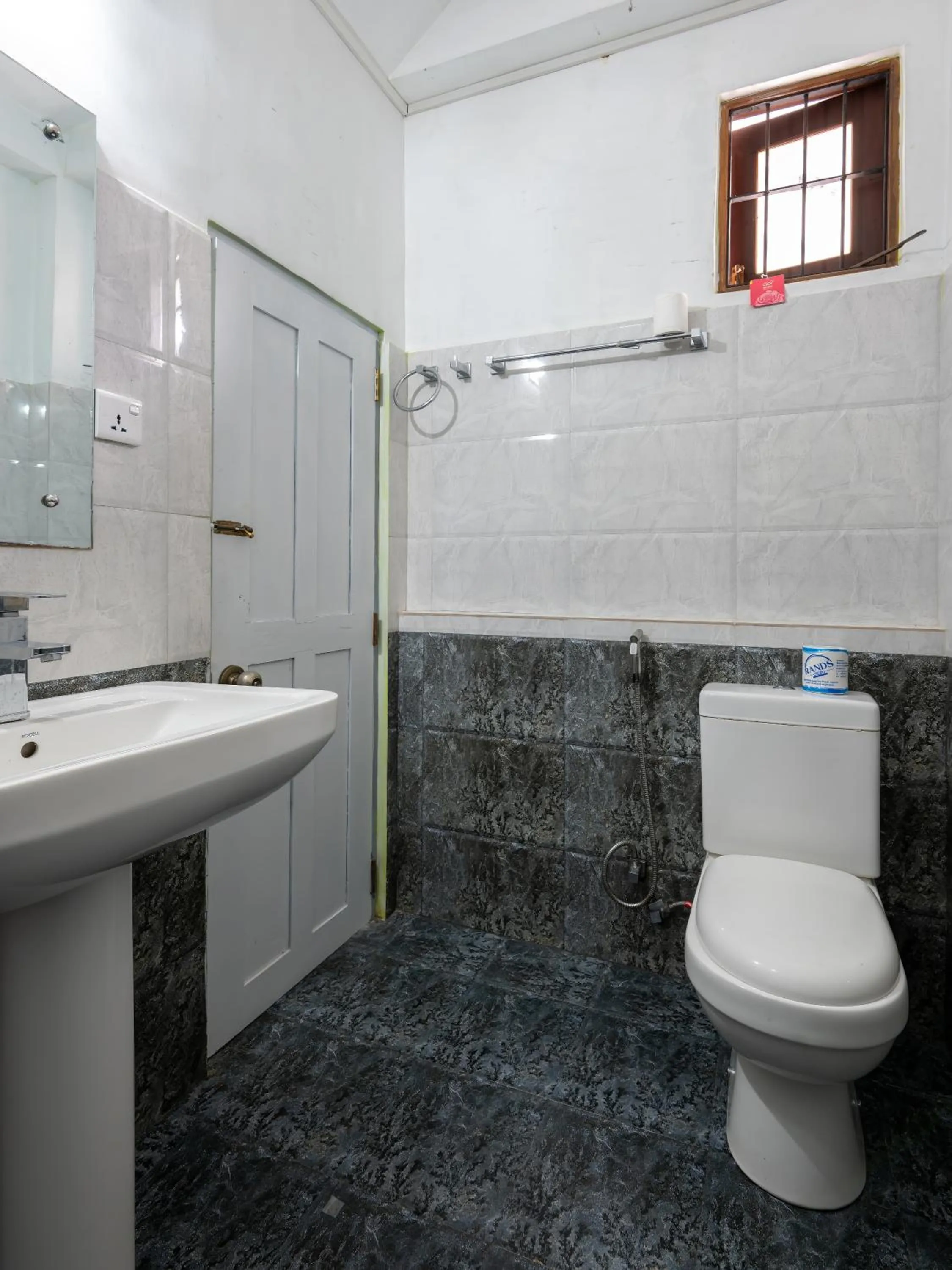 Bathroom in The Empyrean Airport Transit Hotel