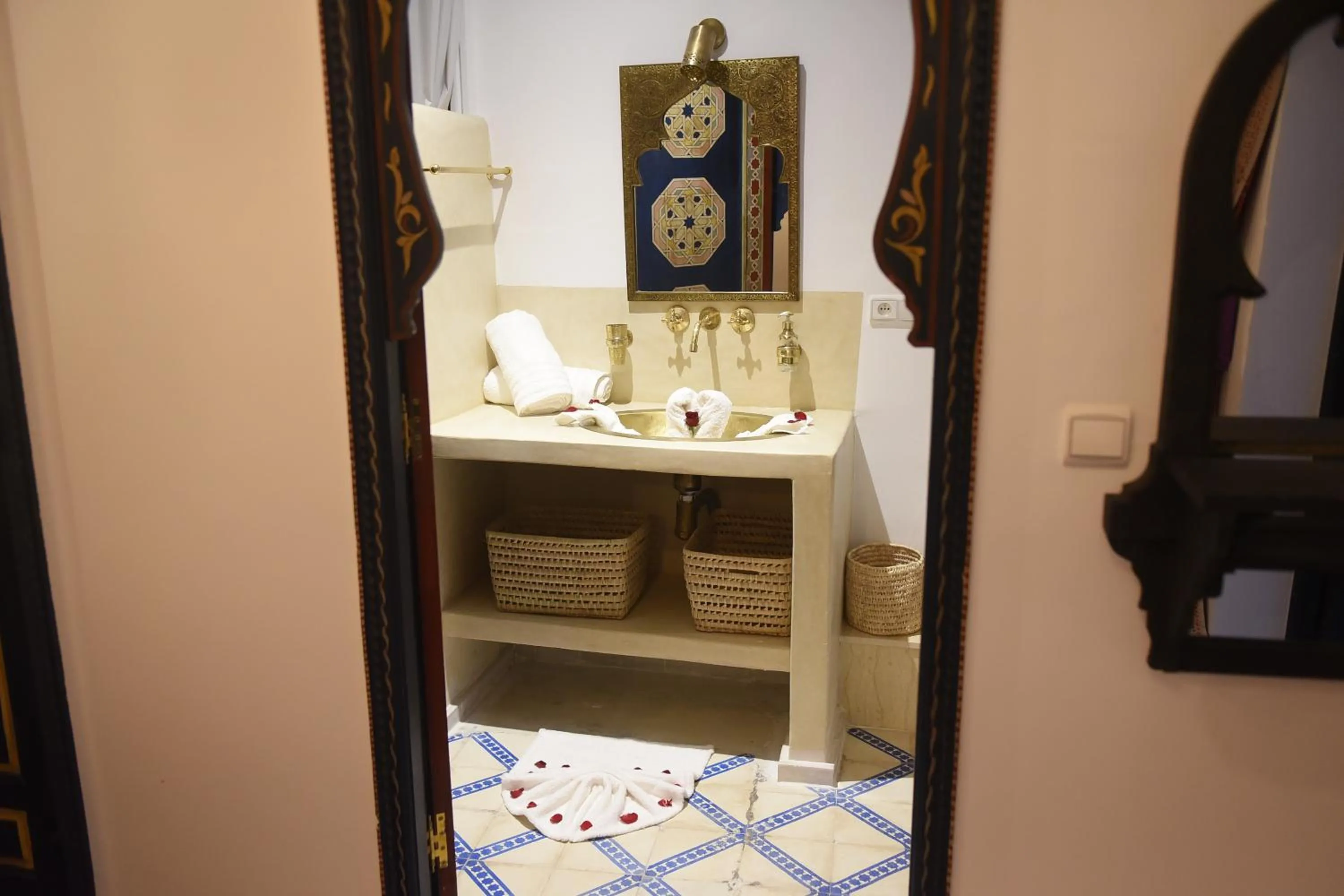 Shower in Riad Nouceiba Marrakech
