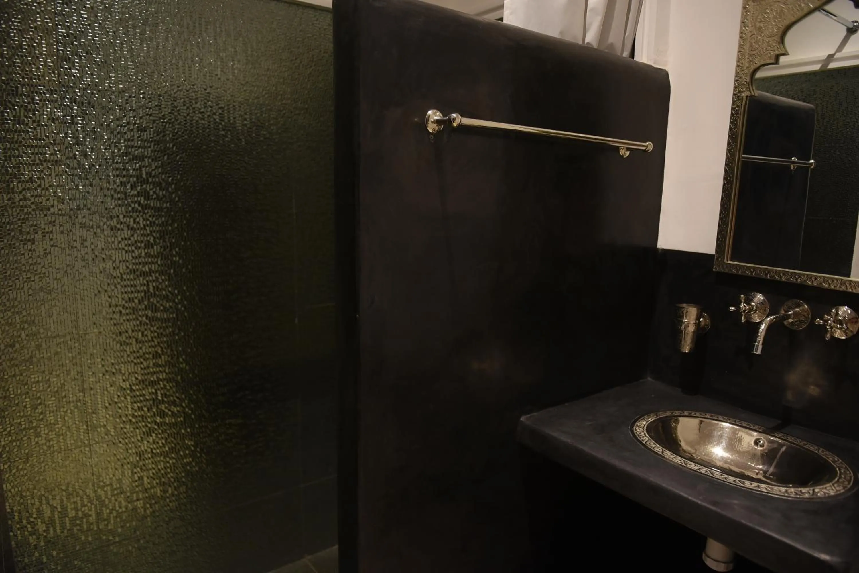 Shower in Riad Nouceiba Marrakech