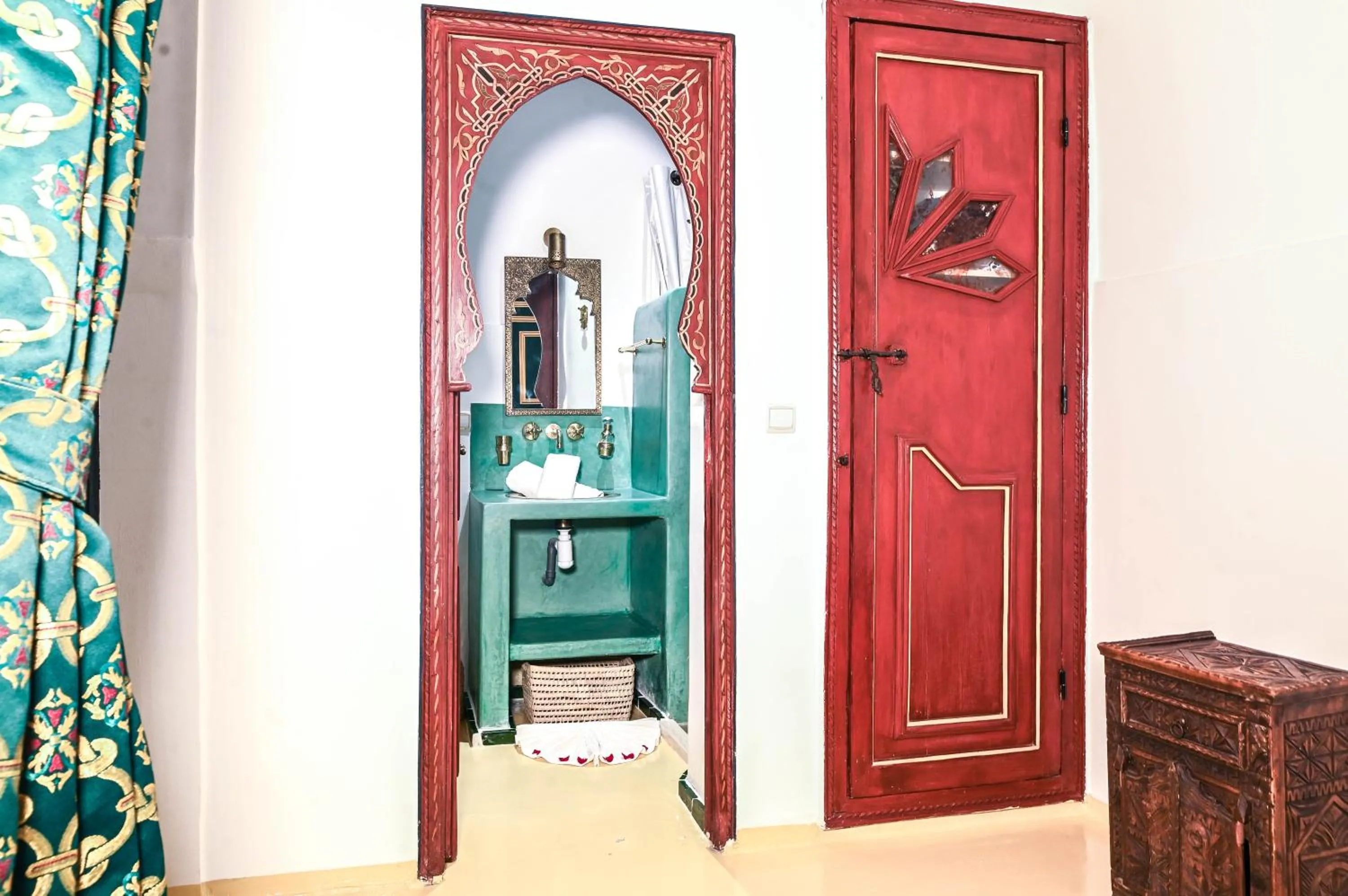 Shower in Riad Nouceiba Marrakech