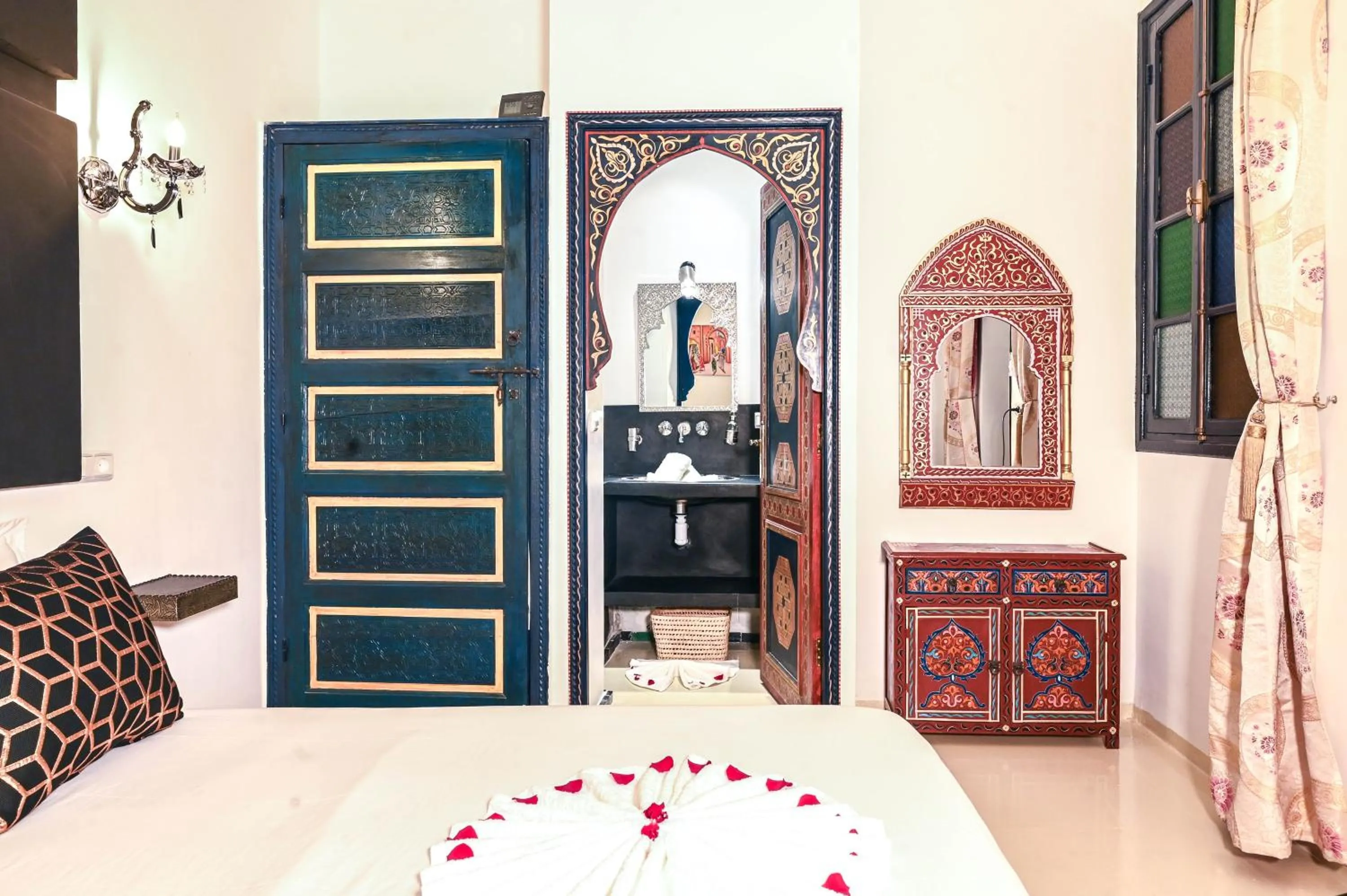 Shower in Riad Nouceiba Marrakech