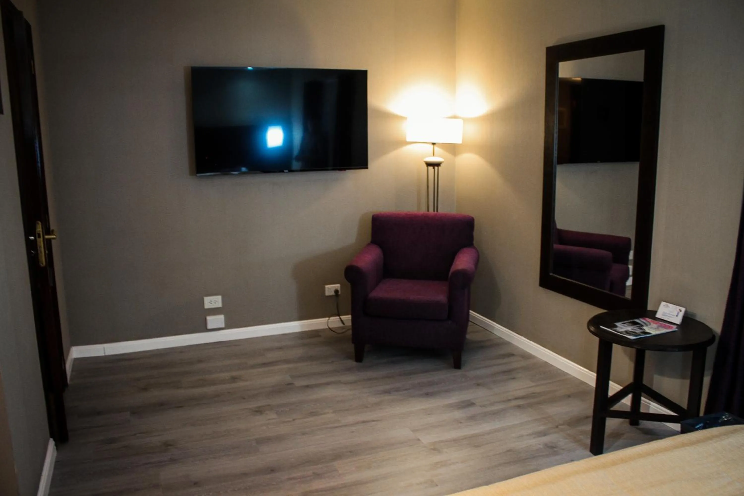 TV and multimedia in Howard Johnson Plaza by Wyndham Buenos Aires Florida Street