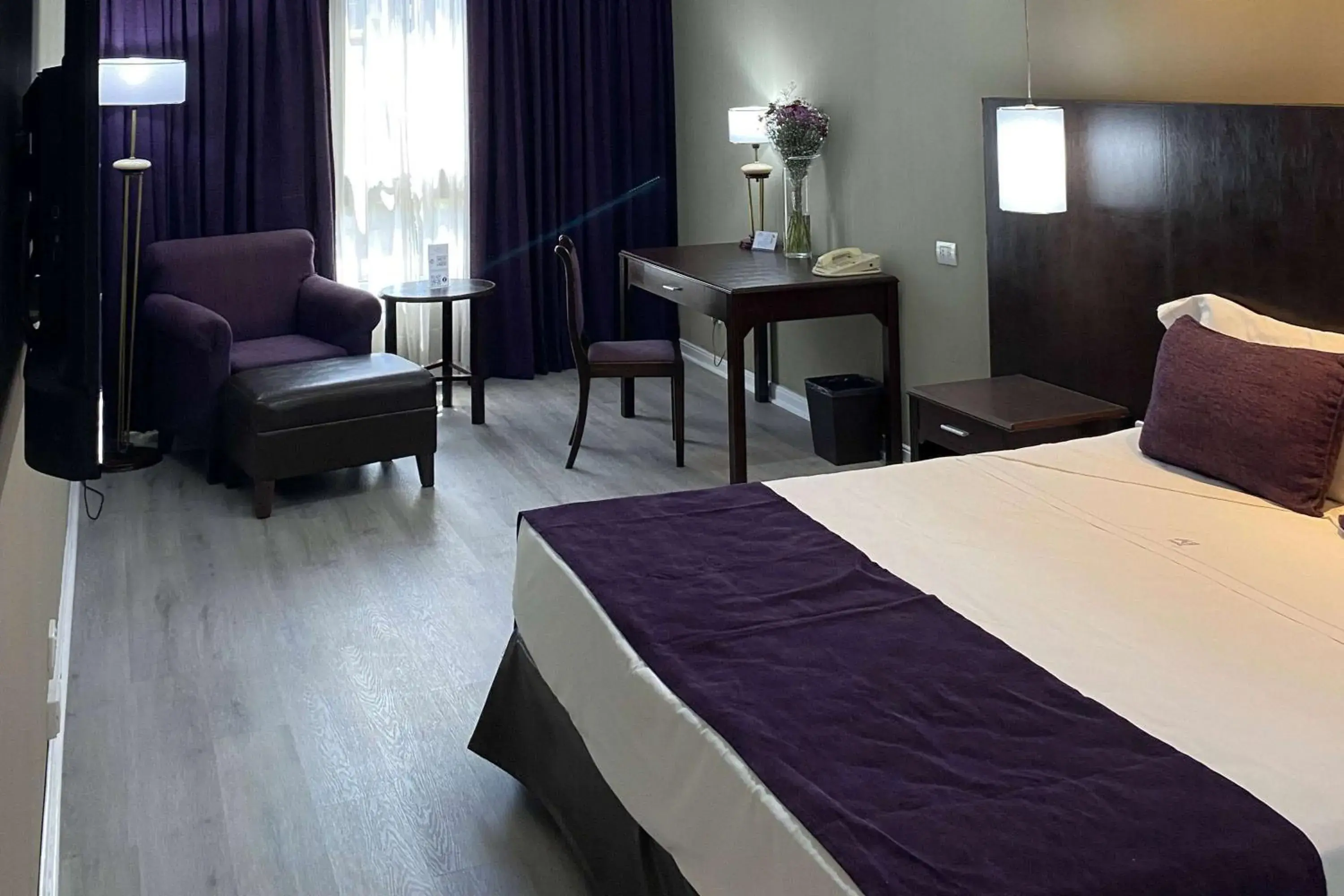 Photo of the whole room, Bed in Howard Johnson Plaza by Wyndham Buenos Aires Florida Street Photo of the whole room, Bed in Howard Johnson Plaza by Wyndham Buenos Aires Florida Street