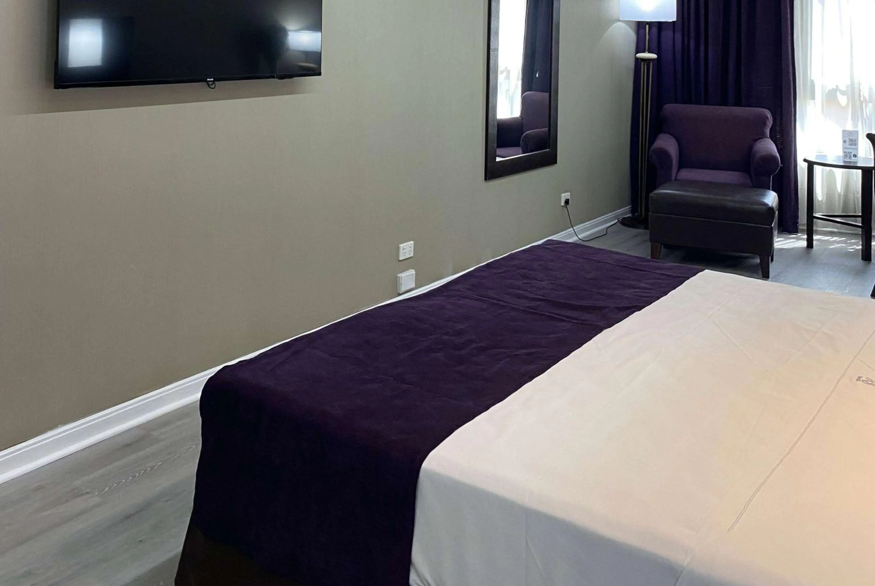 Photo of the whole room, Bed in Howard Johnson Plaza by Wyndham Buenos Aires Florida Street