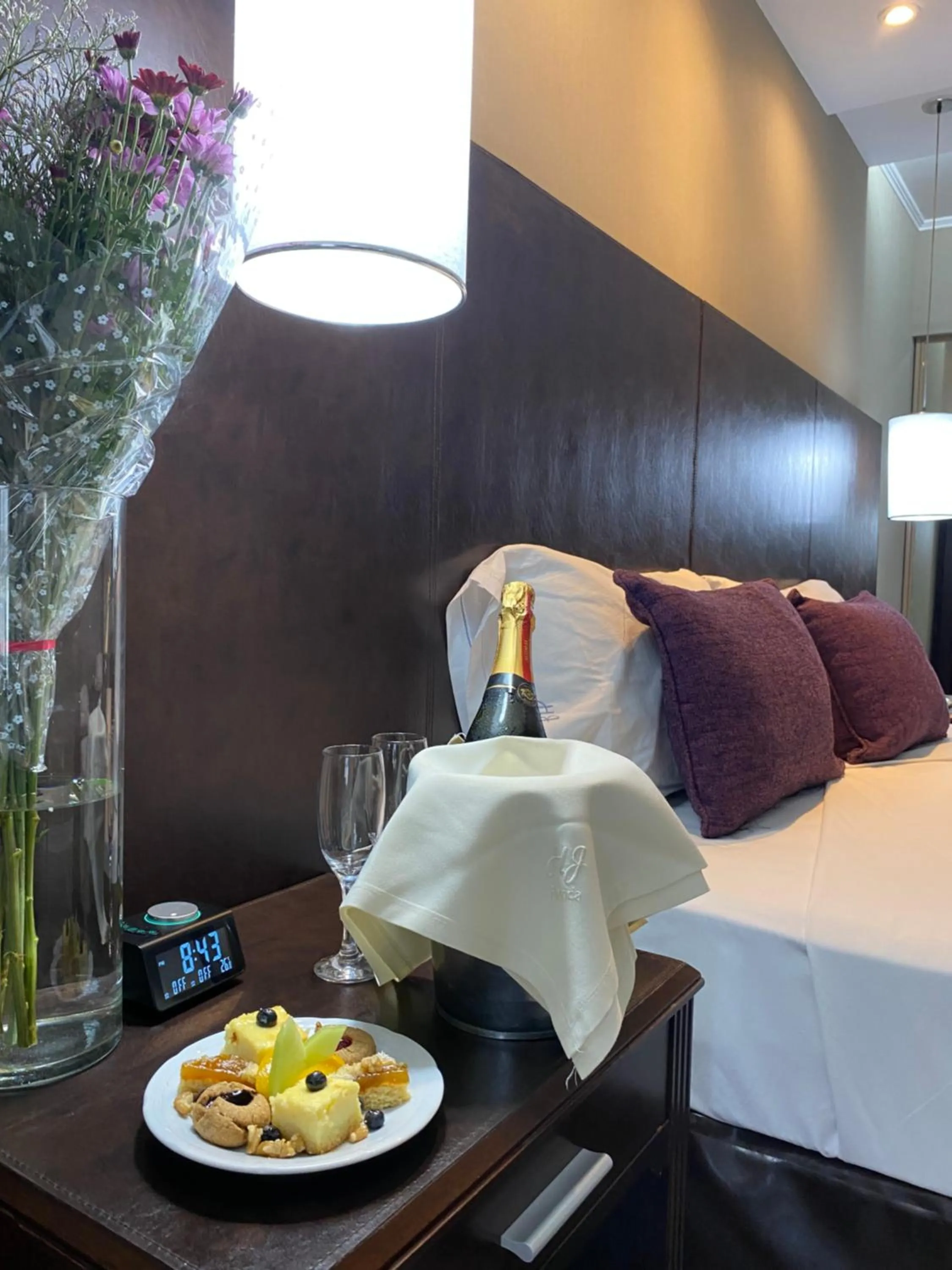 Bedroom, Bed in Howard Johnson Plaza by Wyndham Buenos Aires Florida Street