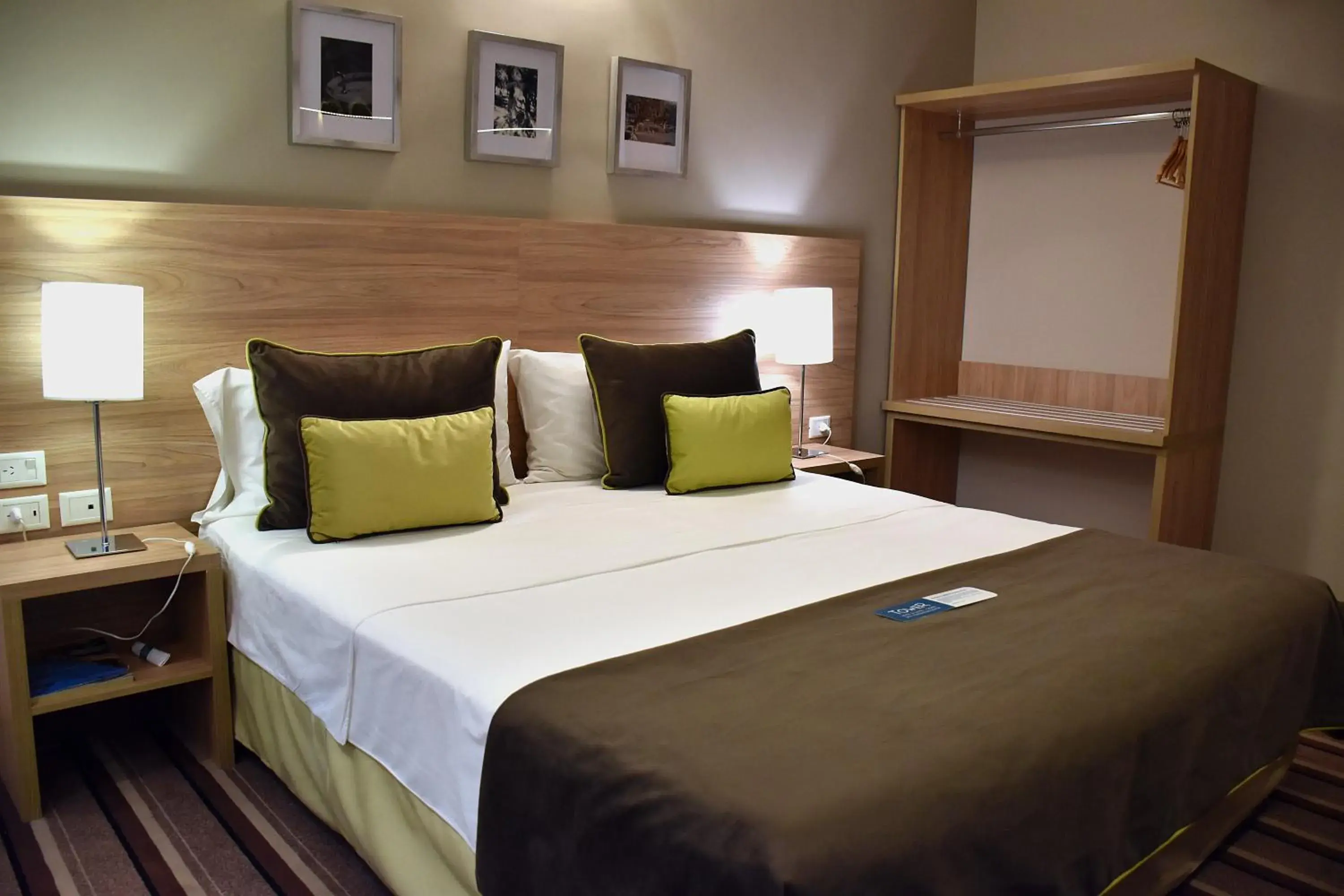 Bed in Hotel Tower Inn & Suites Bed in Hotel Tower Inn & Suites