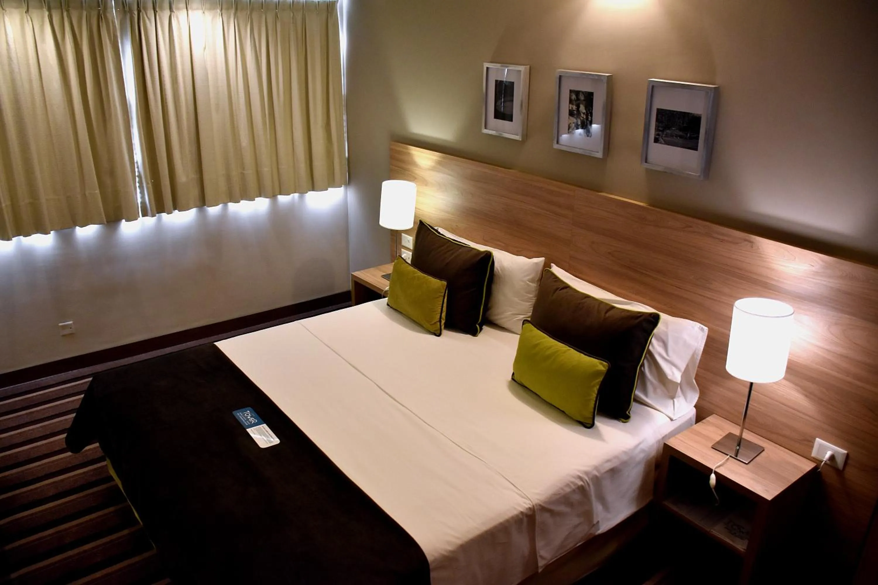 Bed in Hotel Tower Inn & Suites