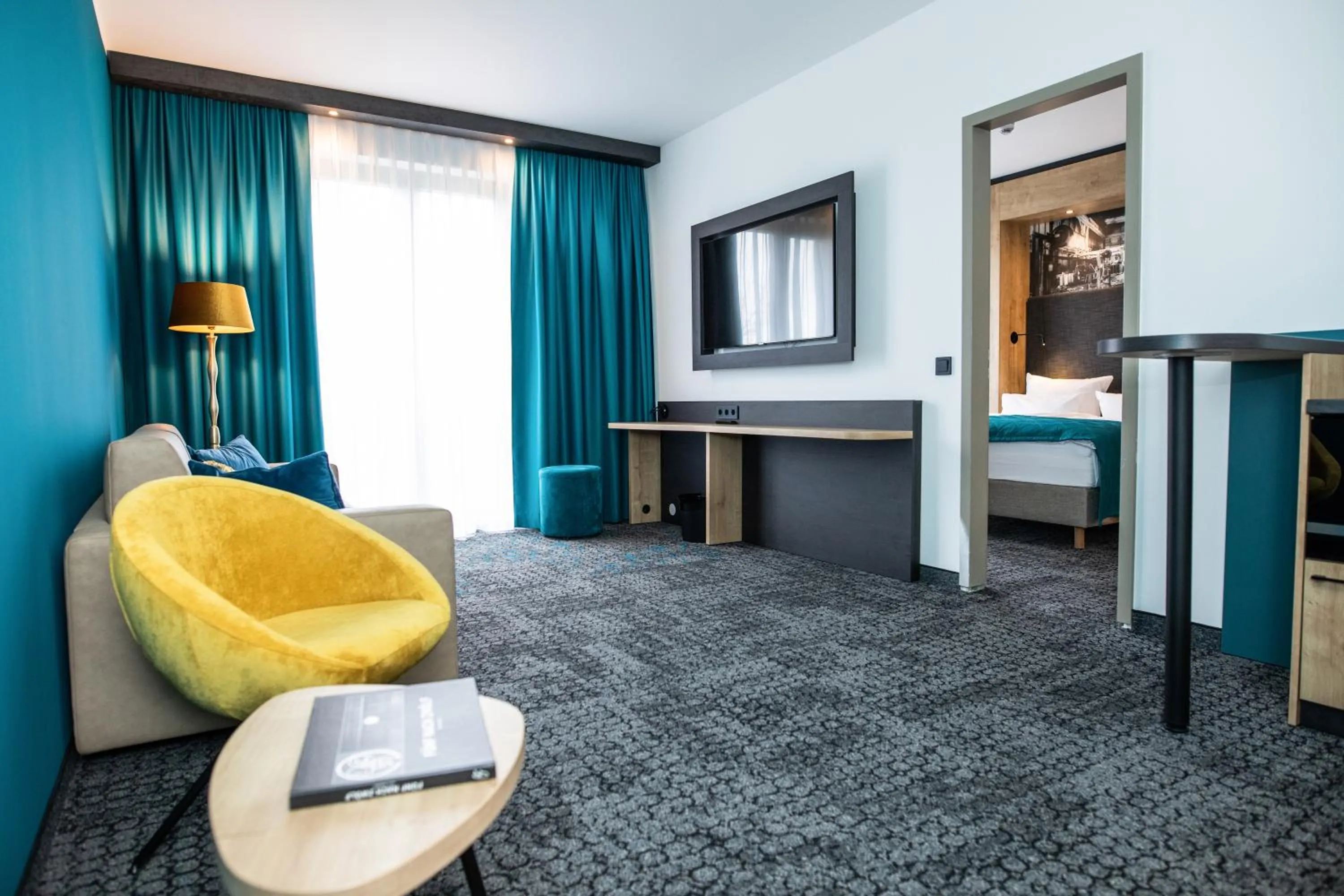 Living room, Bed in Das Steinmüller Hotel