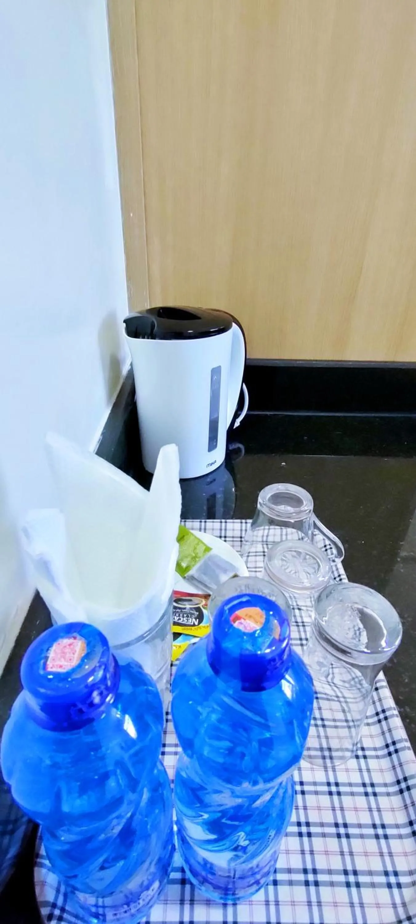 Coffee/tea facilities in Hays Suites Hotel