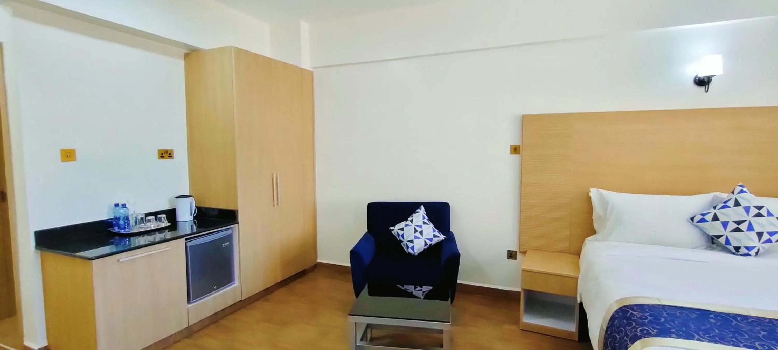 Coffee/tea facilities, Bed in Hays Suites Hotel