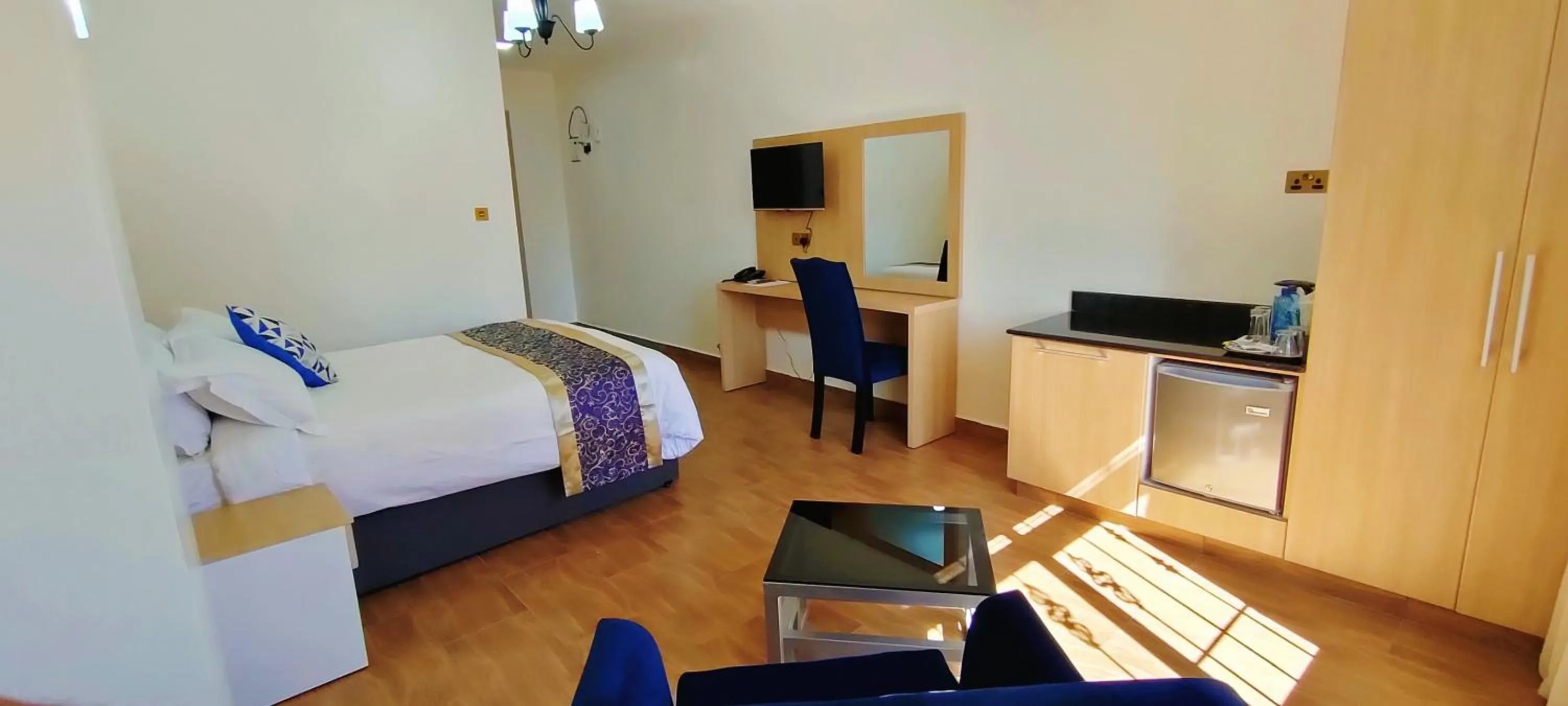 TV and multimedia, Bed in Hays Suites Hotel