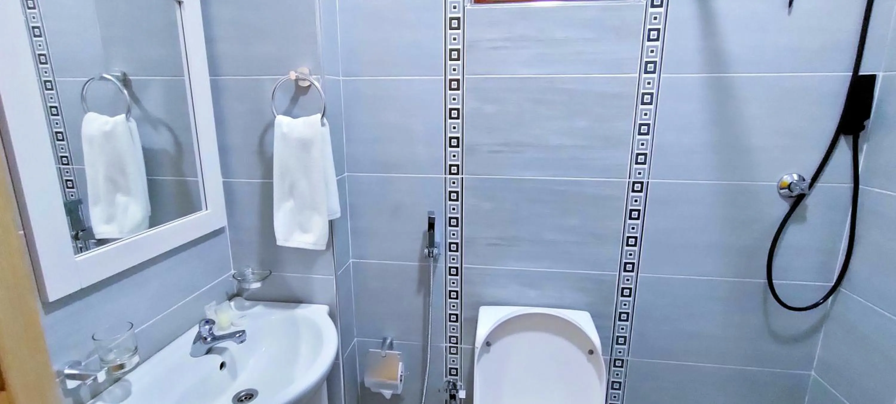 Bathroom in Hays Suites Hotel