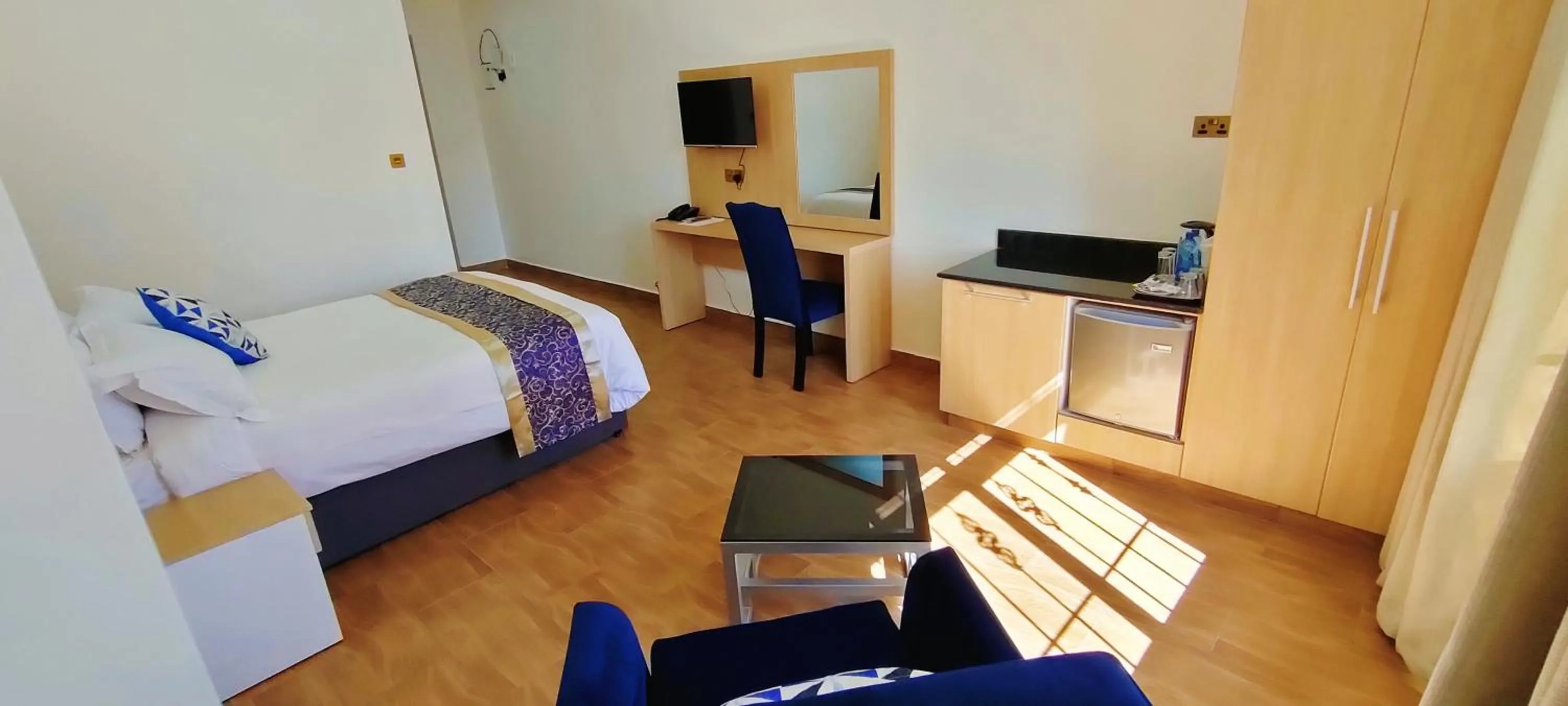 TV and multimedia, Bed in Hays Suites Hotel