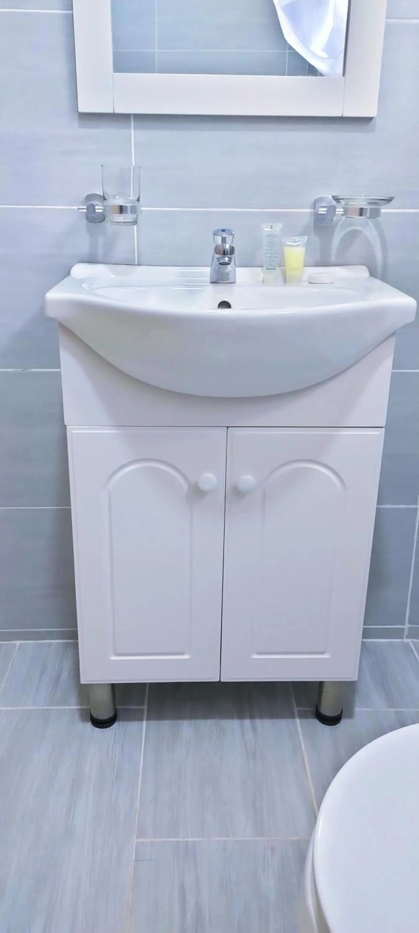 Bathroom in Hays Suites Hotel