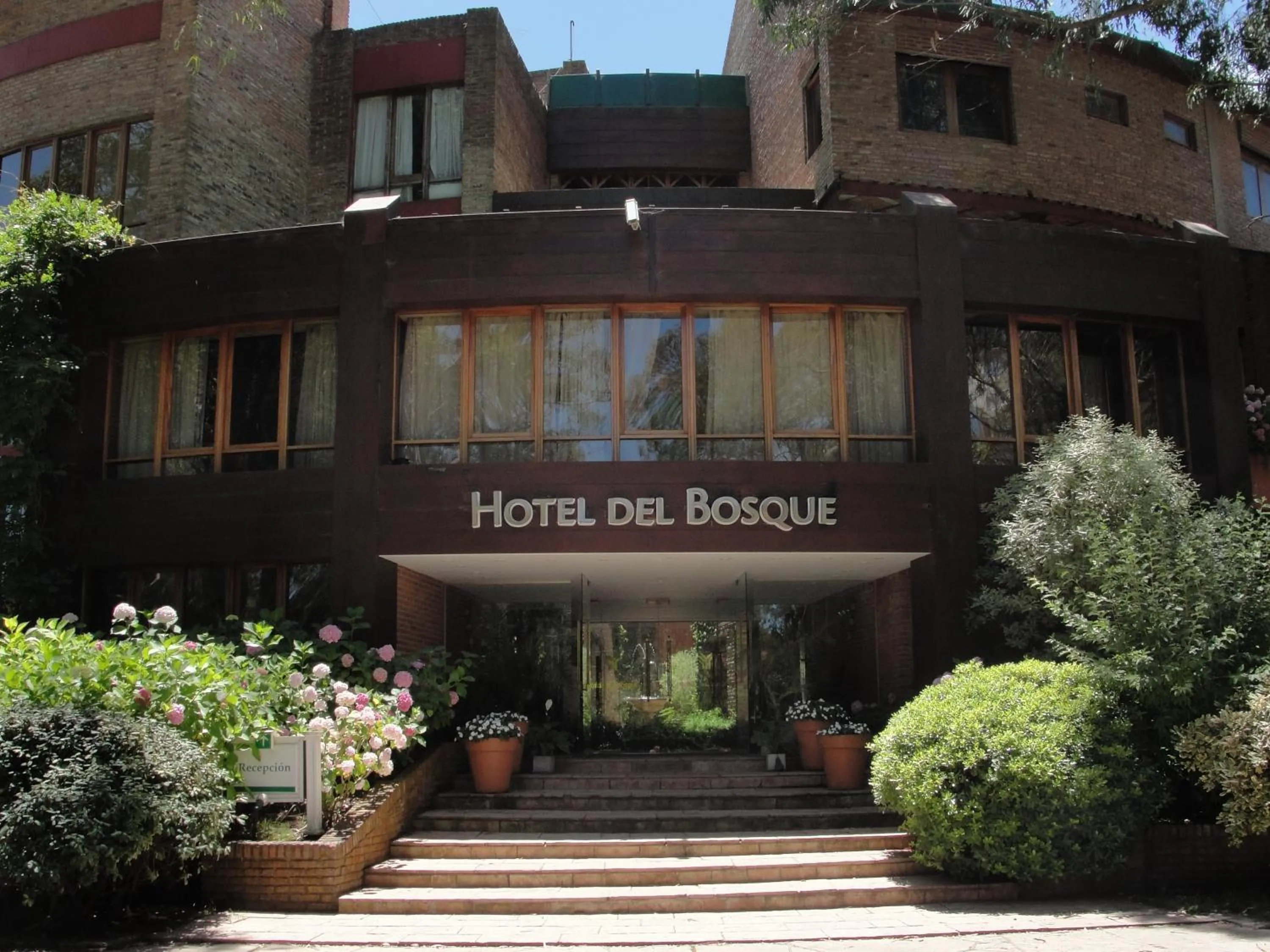 Facade/entrance in Hotel del Bosque