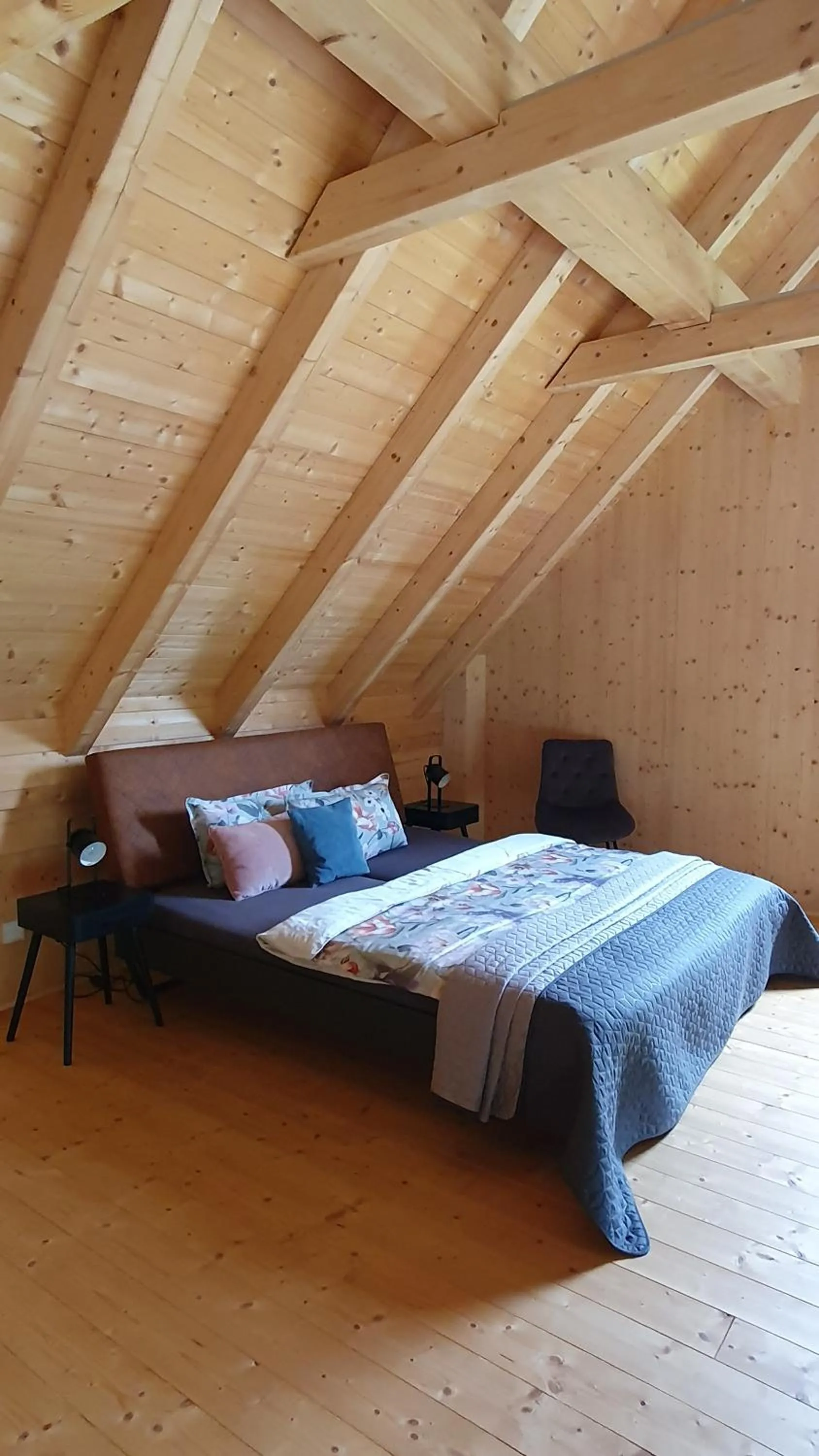 Bed in Odenwald-Lodge mit Infrarotsauna und E-Ladestation "Haus Purpur"