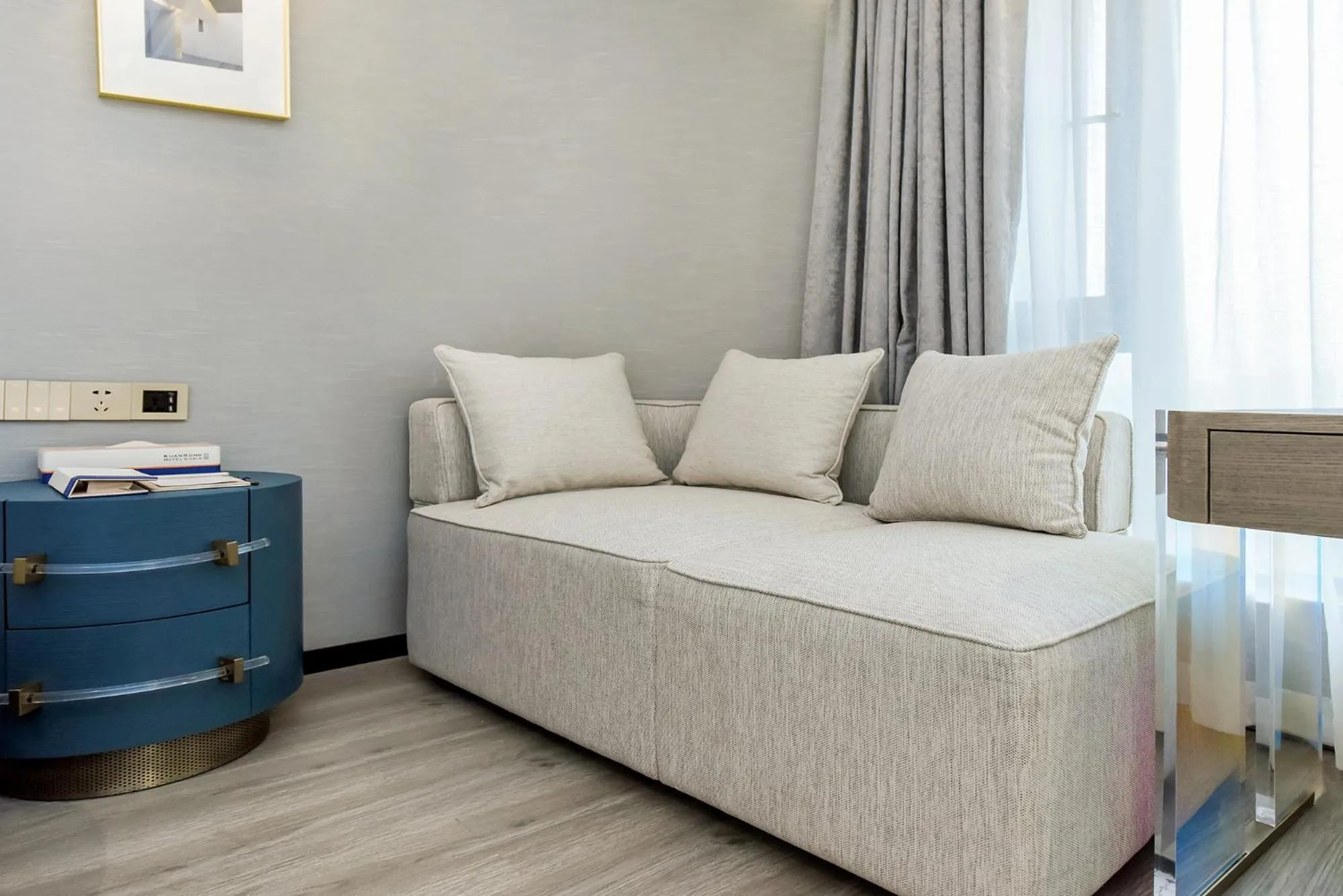 Living room, Bed in Kuanrong Suites Hotel Liangjiang love sea shopping park