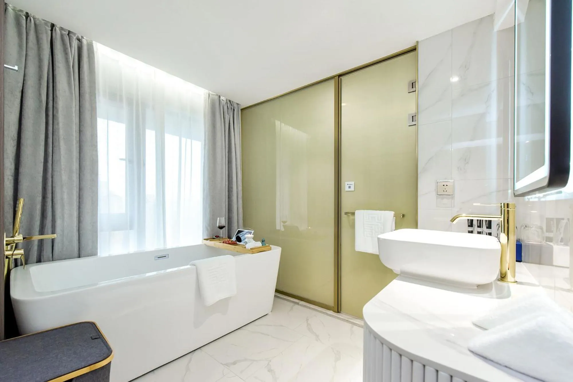 Bathroom in Kuanrong Suites Hotel Liangjiang love sea shopping park